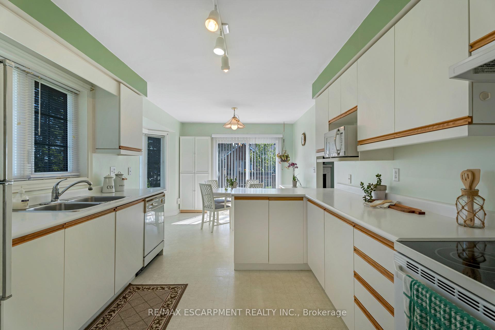 2 Bedrooms Condo at 810 Golf Links, Hamilton For sale