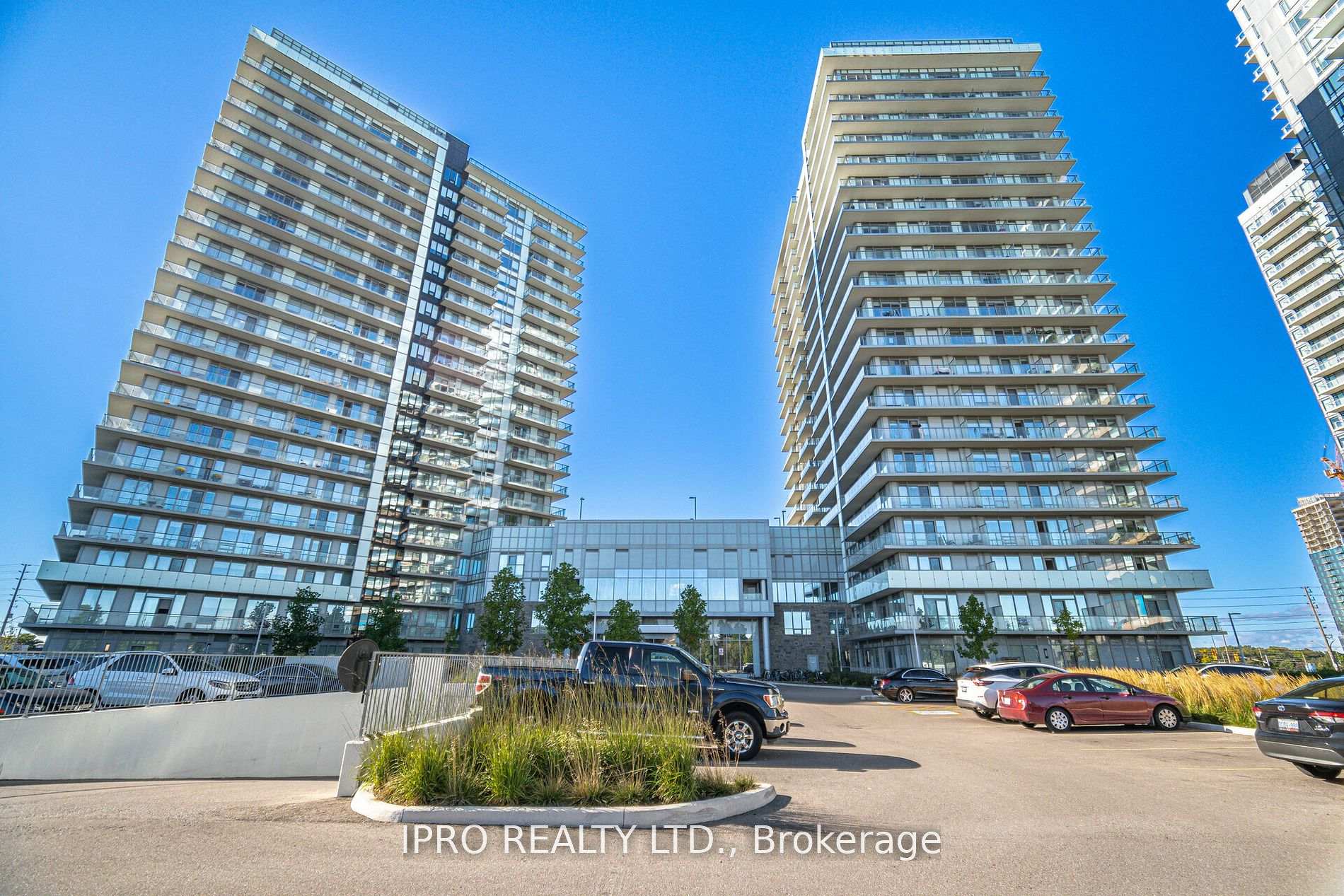 3 Bedrooms Condo at 4675 Metcalfe, Mississauga For sale