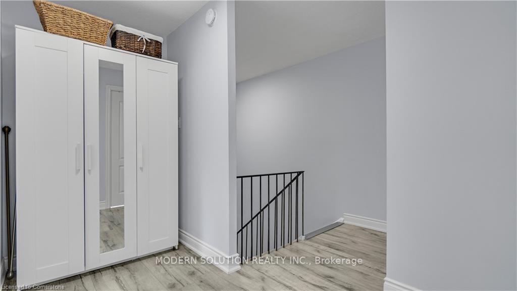 4 Bedrooms Condo at 1016 Falgarwood, Oakville For sale
