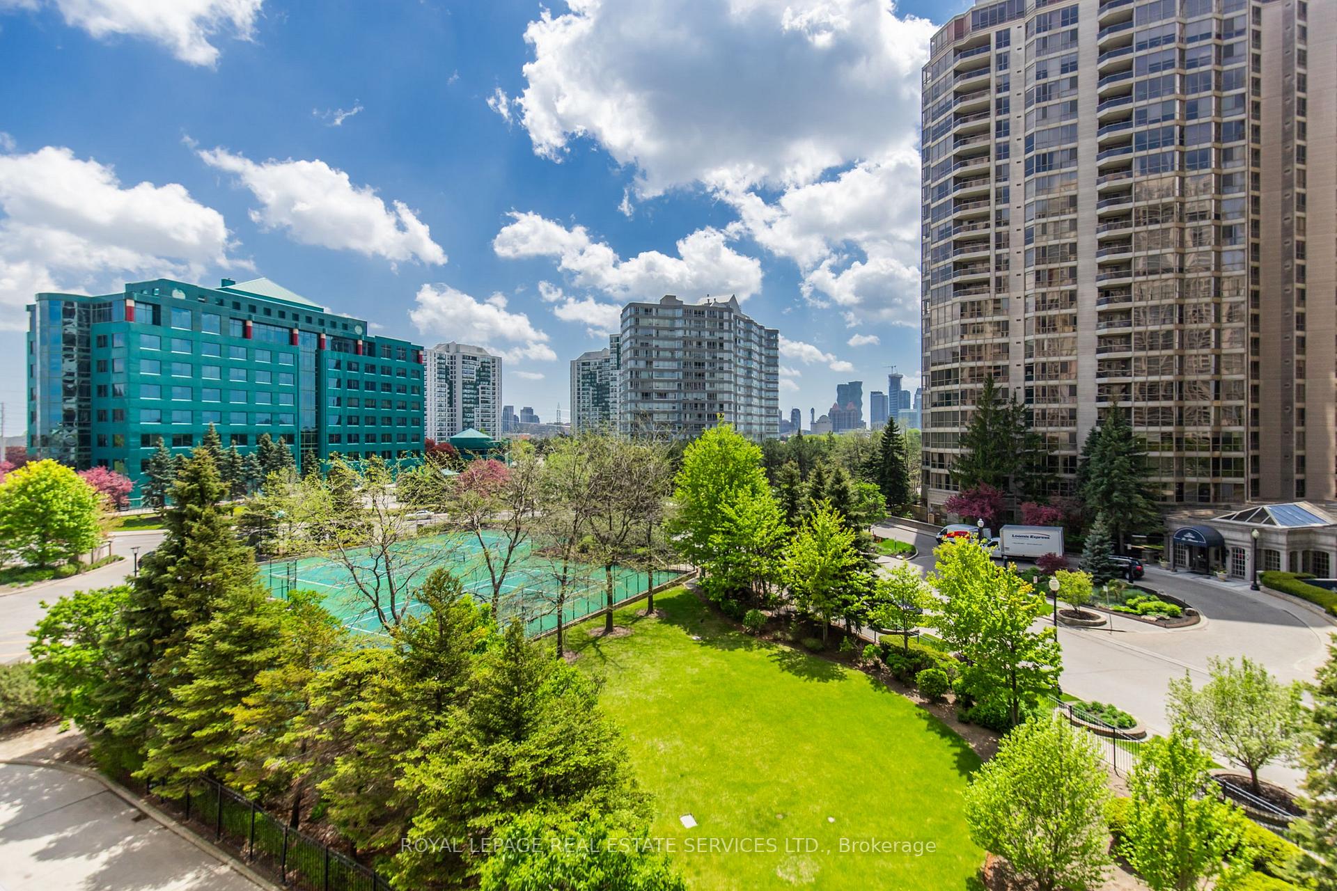 3 Bedrooms Condo at 25 Kingsbridge Garden, Mississauga For sale