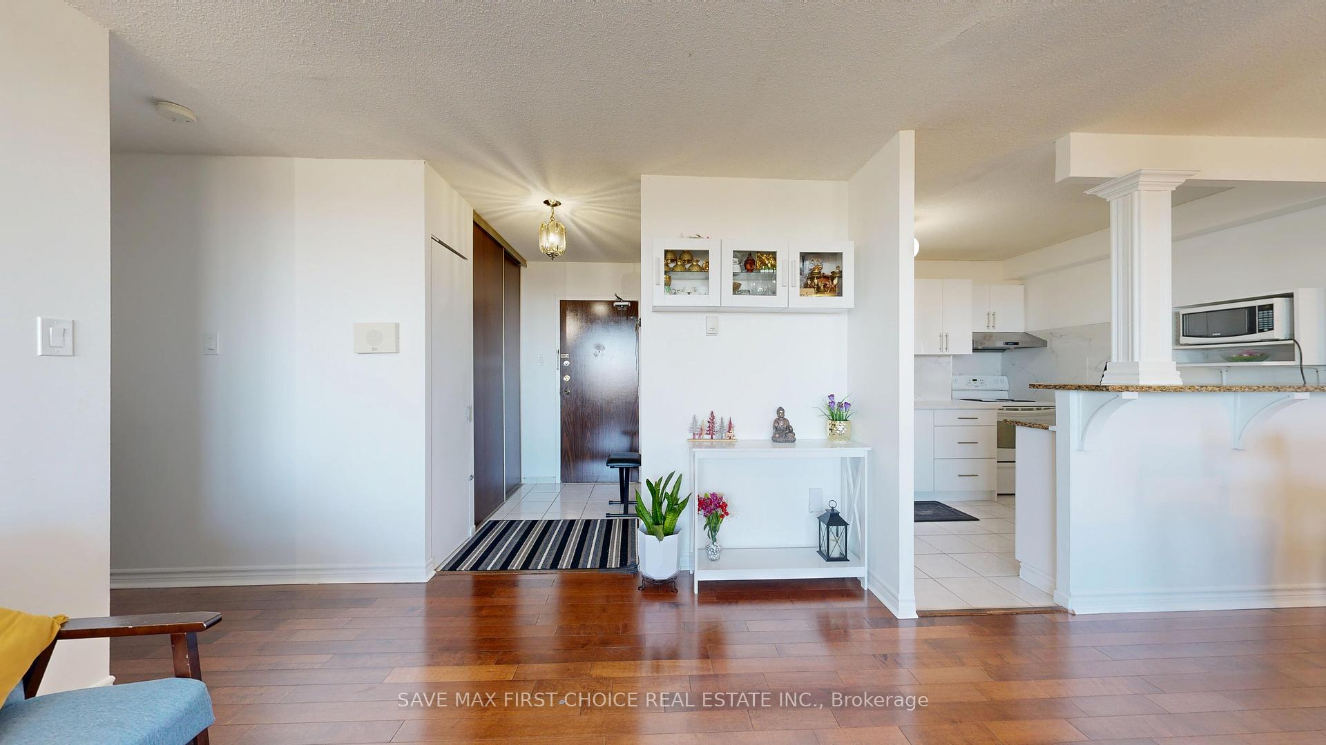 3 Bedrooms Condo at 15 Torrance, Toronto For sale