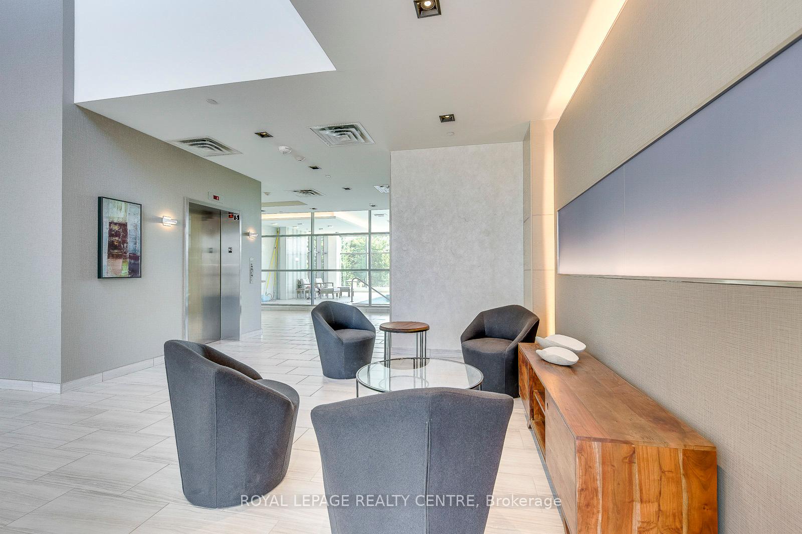 2 Bedrooms Condo at 4633 Glen Erin, Mississauga For sale