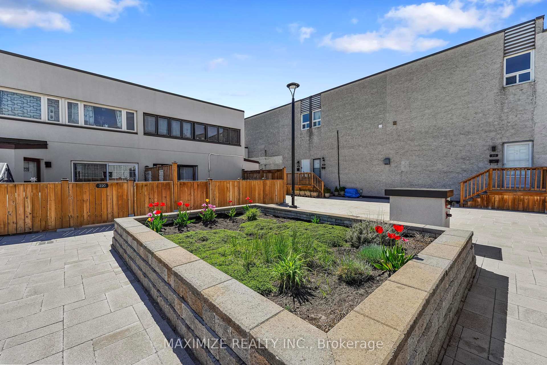 3 Bedrooms Condo at 1055 Dundas,  Mississauga For sale