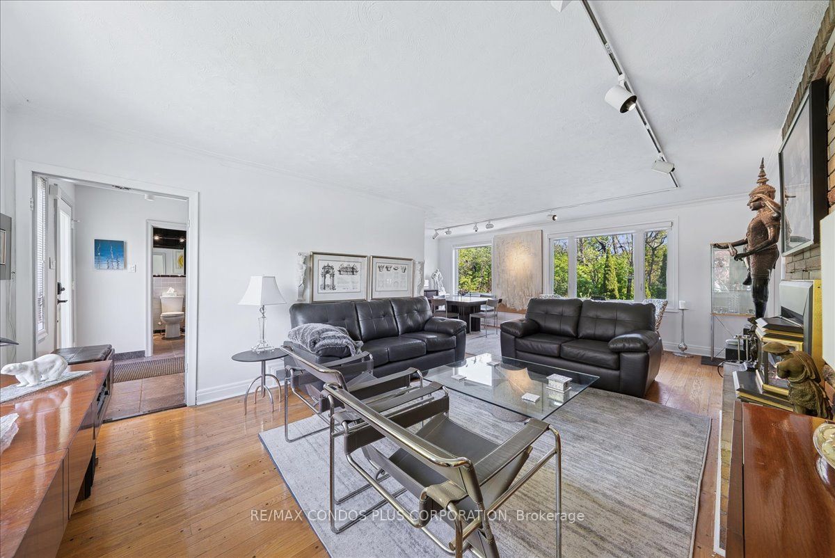 11 Ridgemoor Avenue