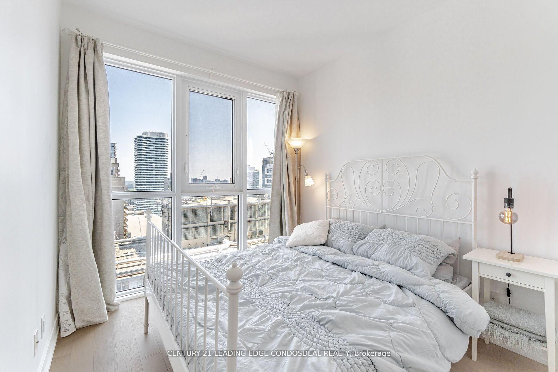 2 Bedrooms Condo at 7 Grenville, Toronto For sale