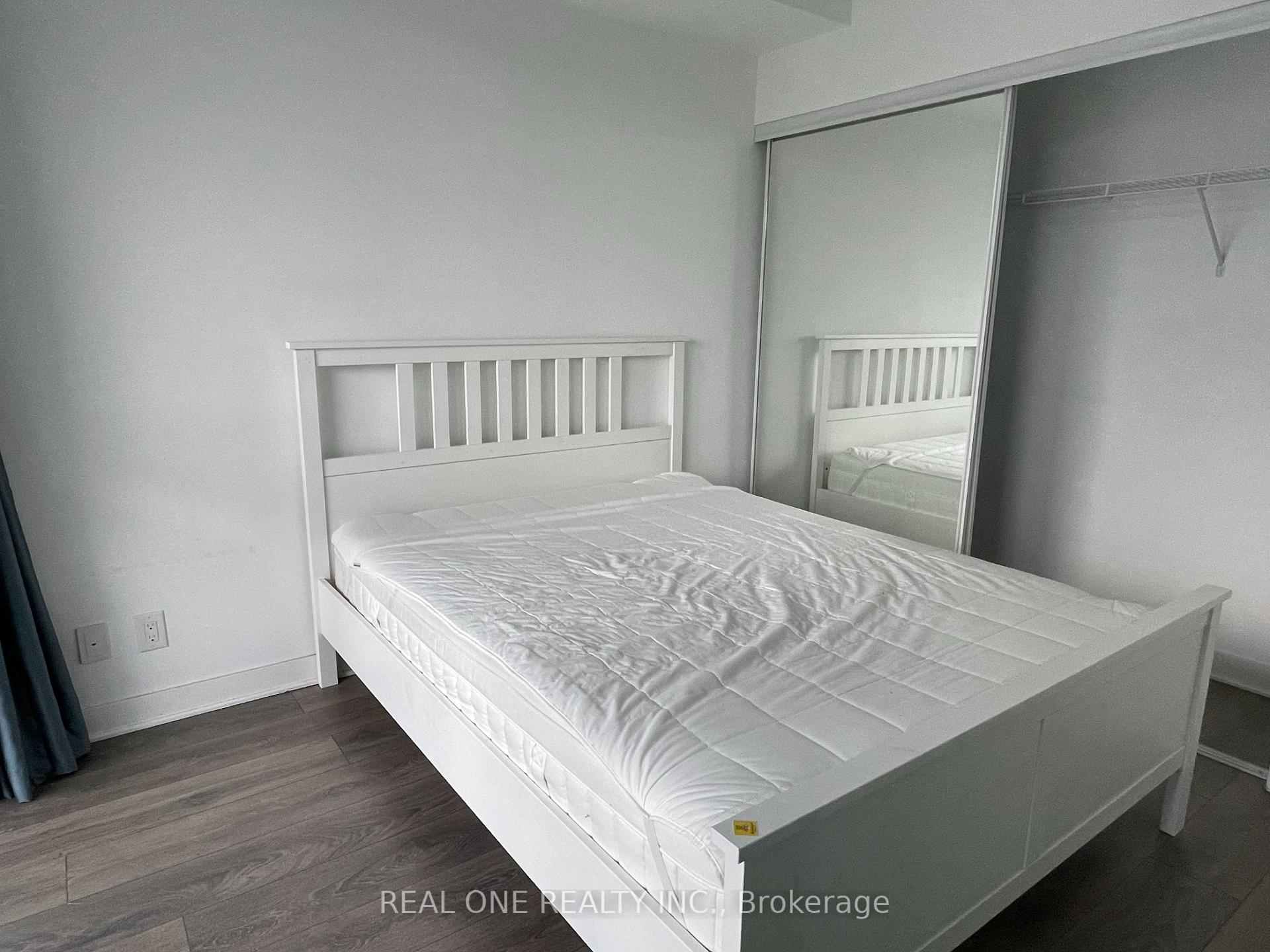 2 Bedrooms Condo at 15 Grenville, Toronto For sale
