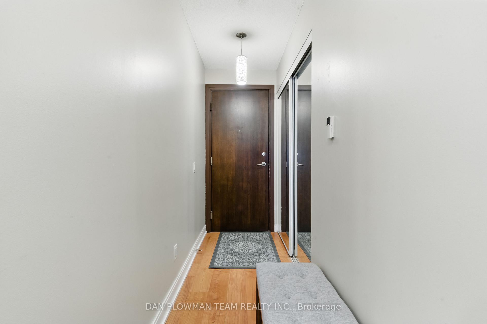 1 Bedroom Condo at 35 Viking, Toronto For sale