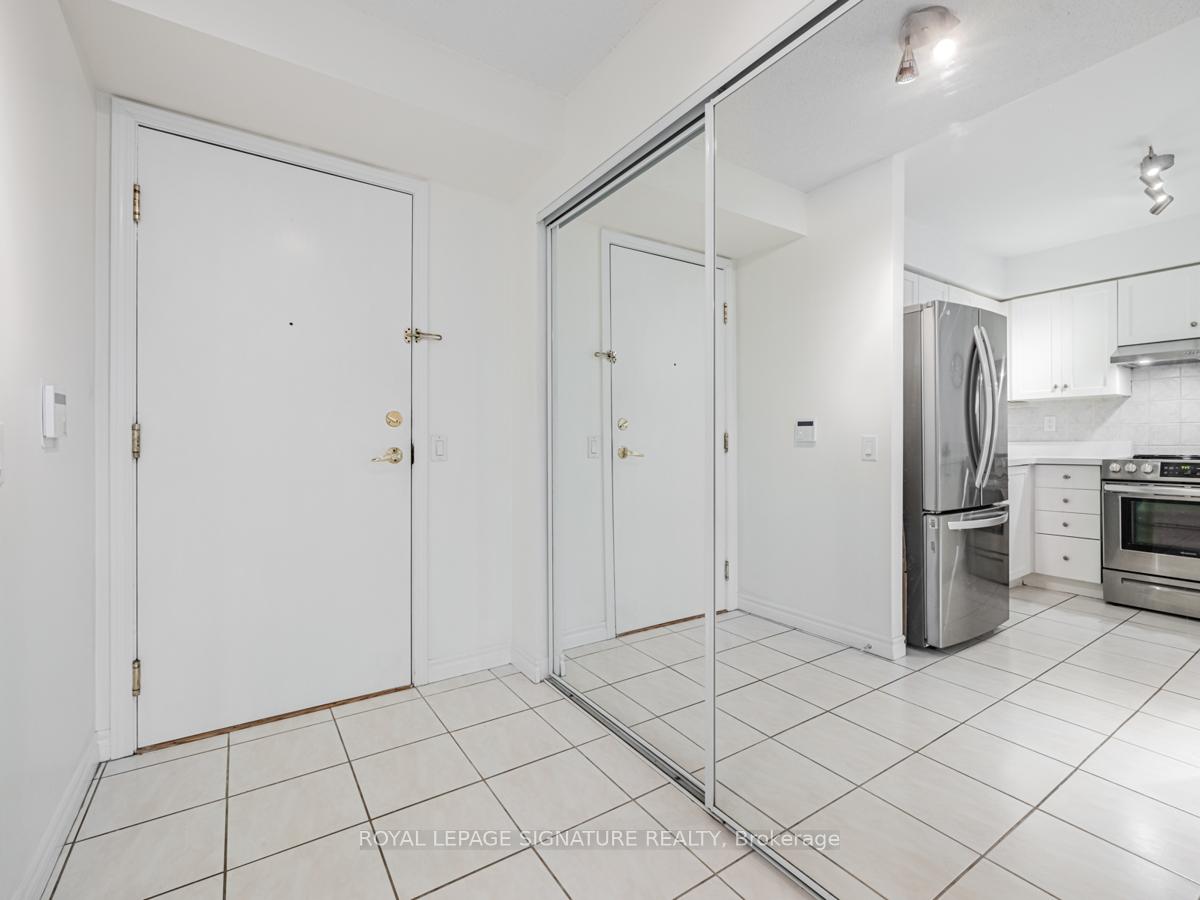 2 Bedrooms Condo at 35 Kingsbridge Garden, Mississauga For sale