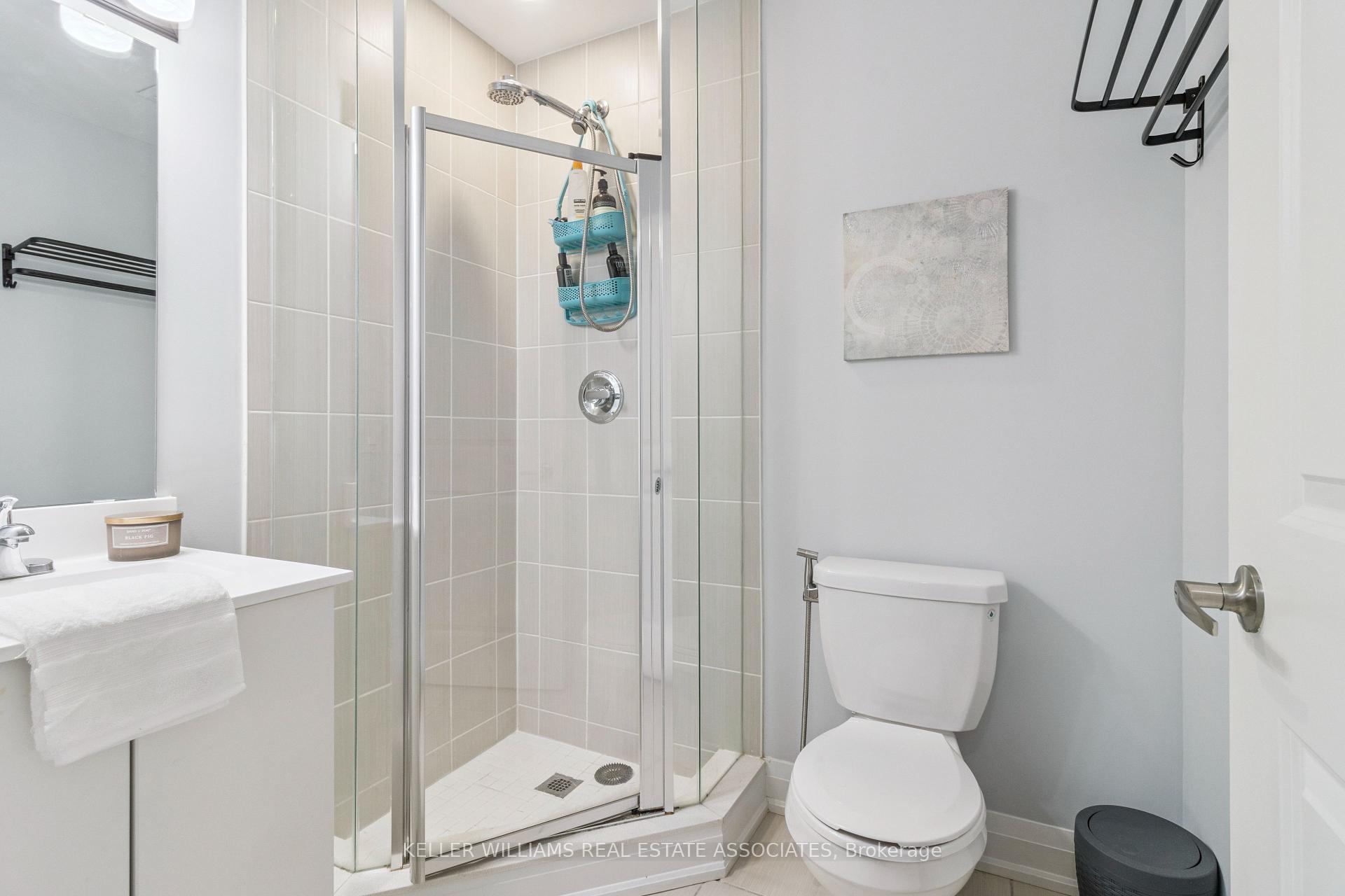 2 Bedrooms Condo at 5289 Highway 7, Vaughan For sale