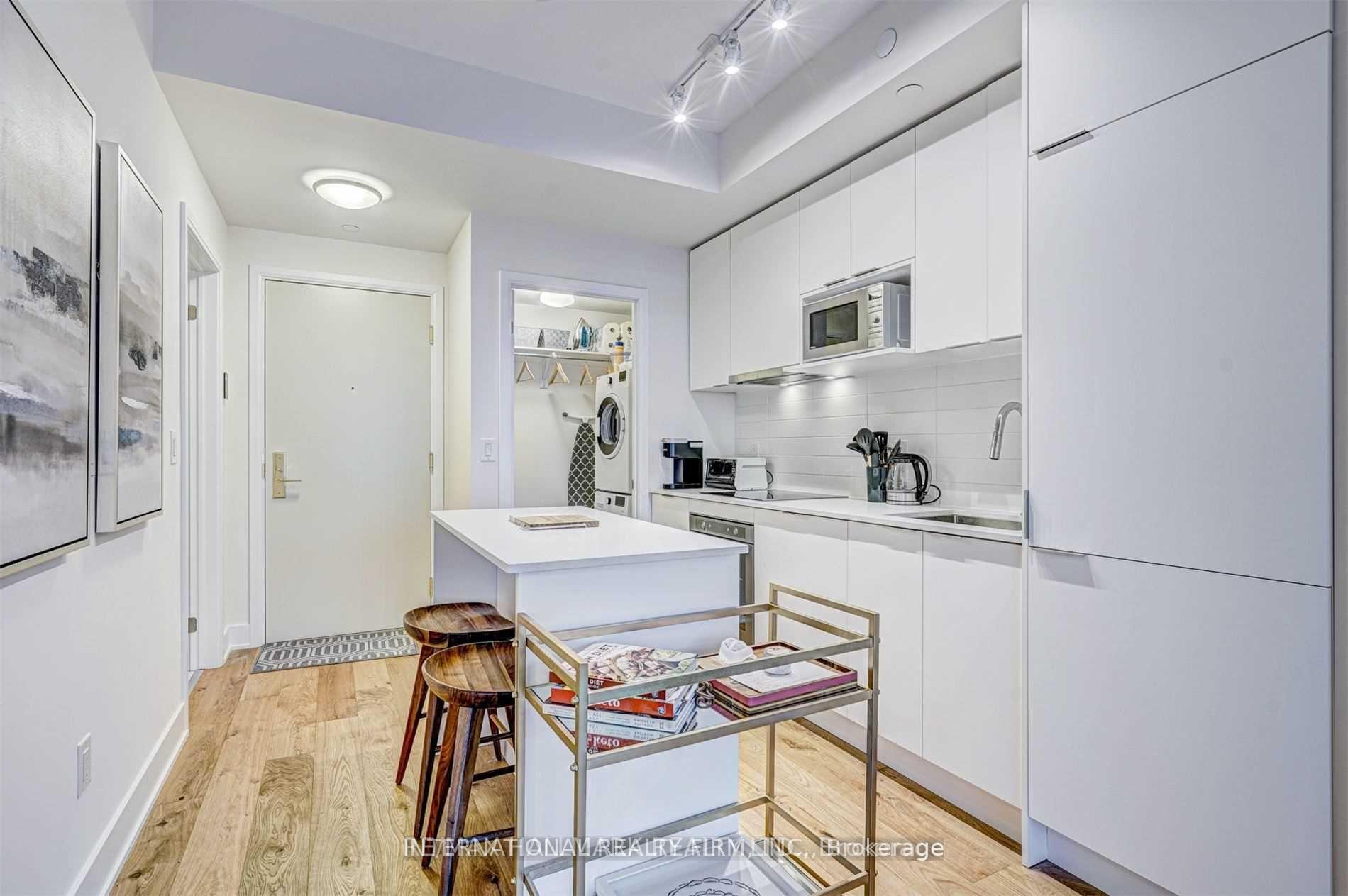 1 Bedroom Condo at 88 Cumberland,  Toronto For sale