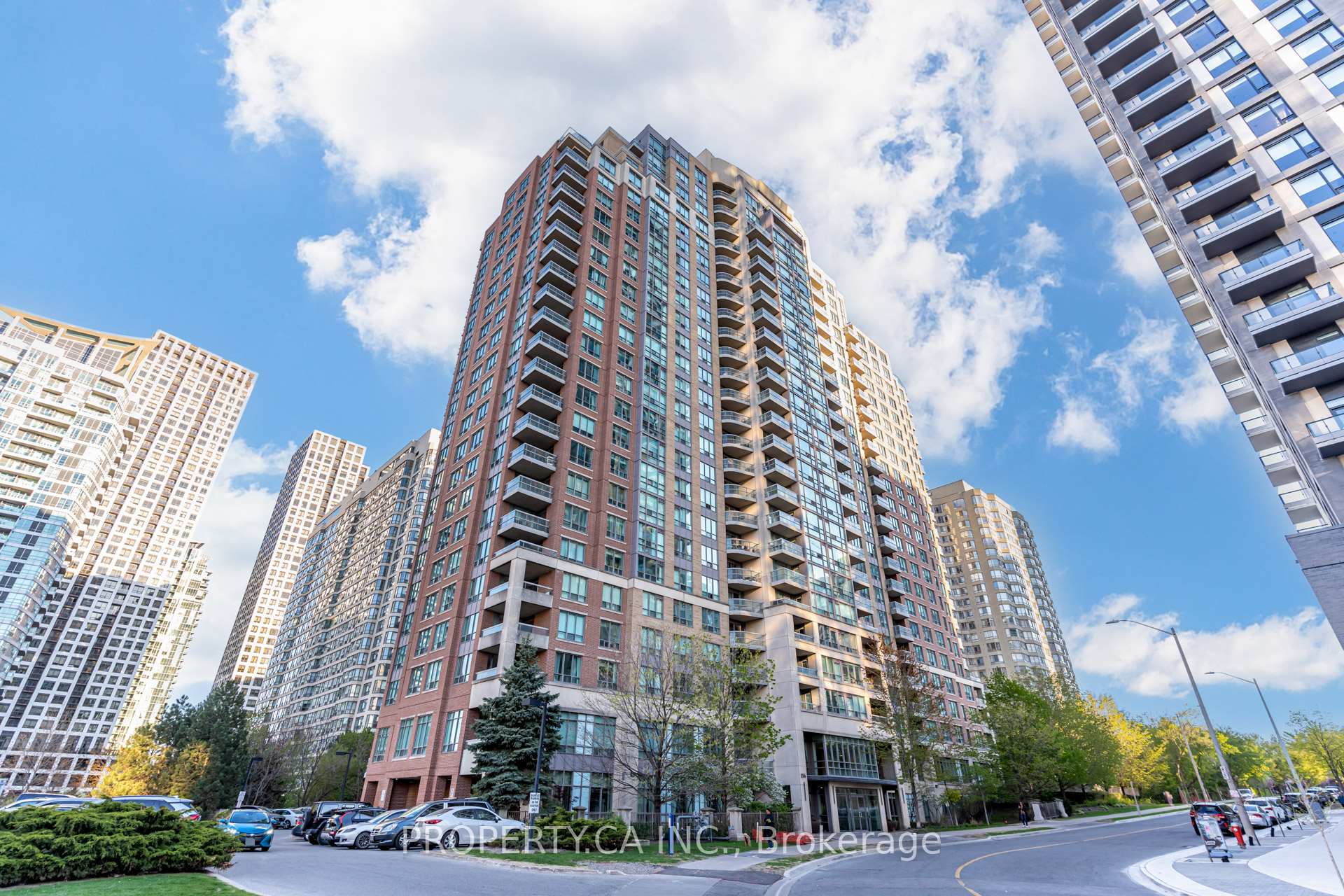 3 Bedrooms Condo at 156 Enfield, Mississauga For sale