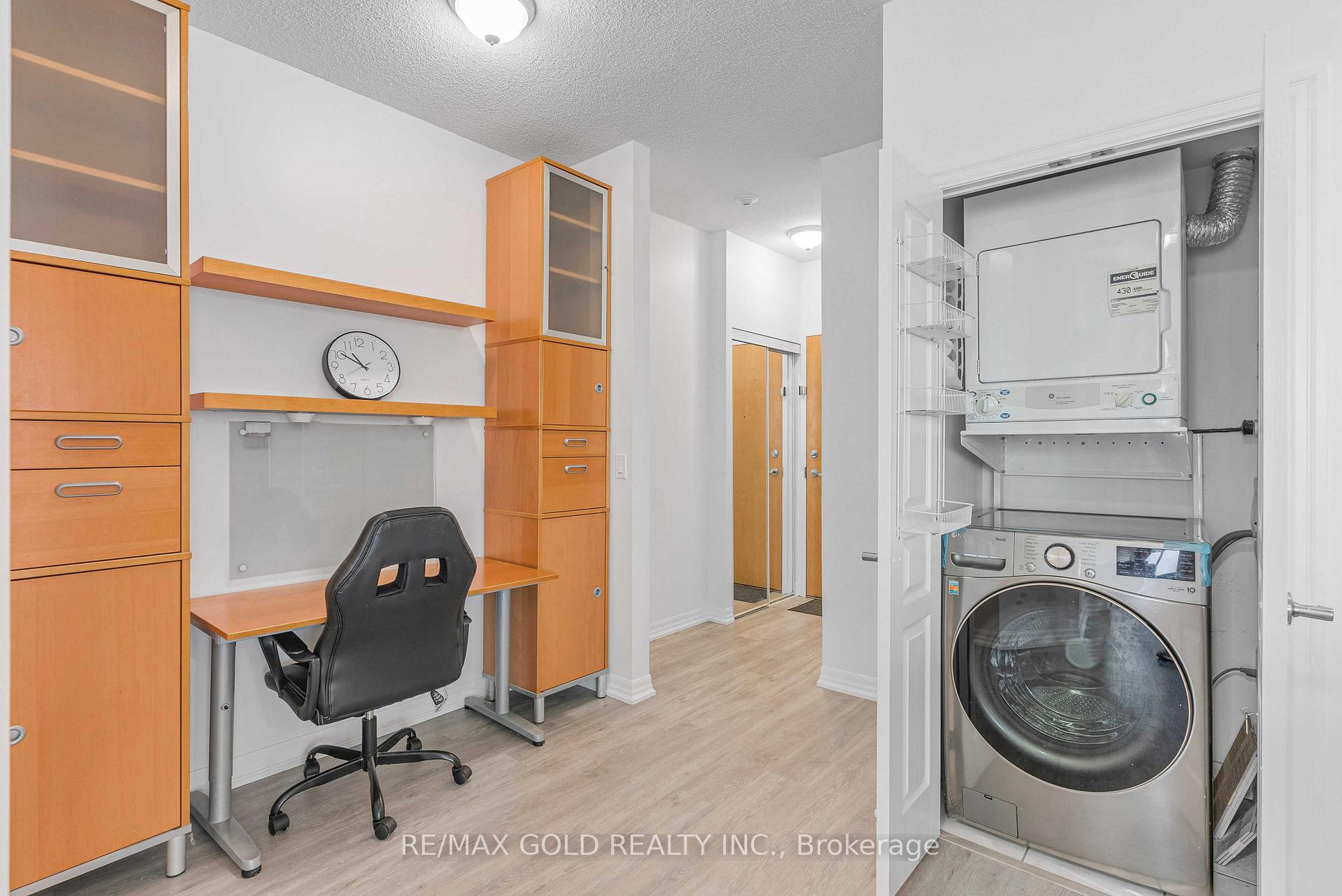 3 Bedrooms Condo at 3939 Duke Of York, Mississauga For sale