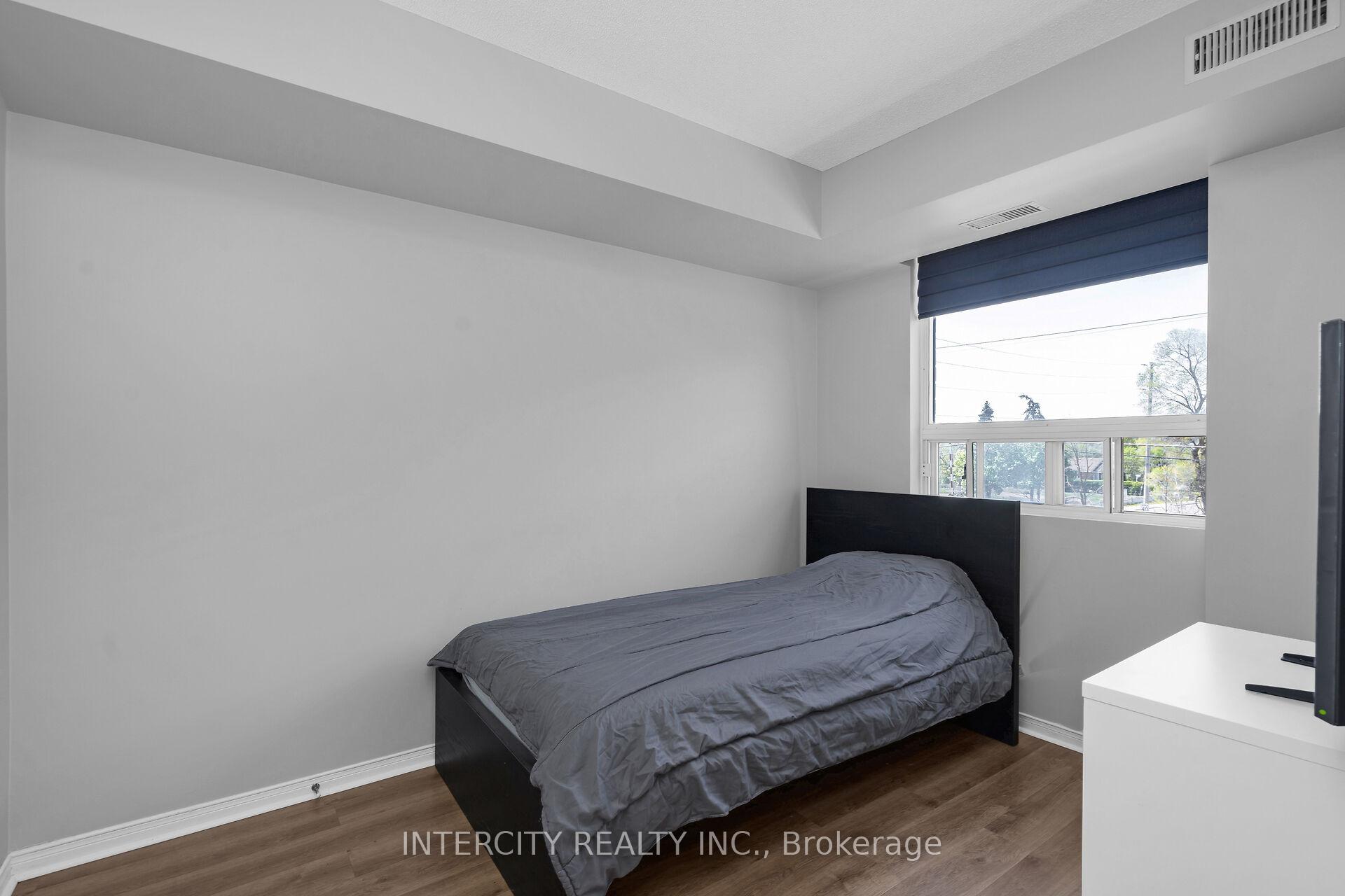 3 Bedrooms Condo at 32 Tannery, Mississauga For sale