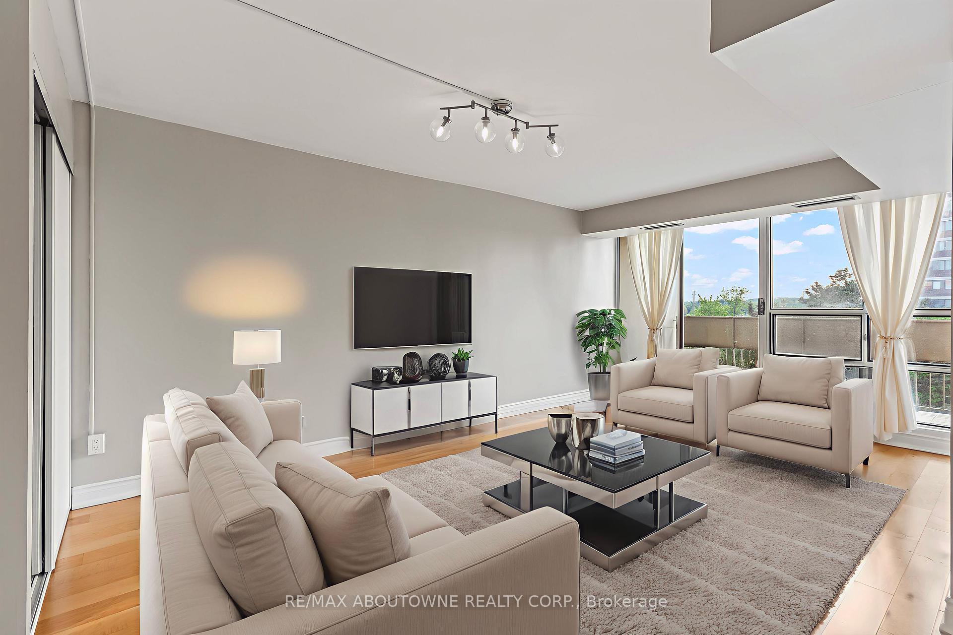 3 Bedrooms Condo at 1300 Marlborough, Oakville For sale