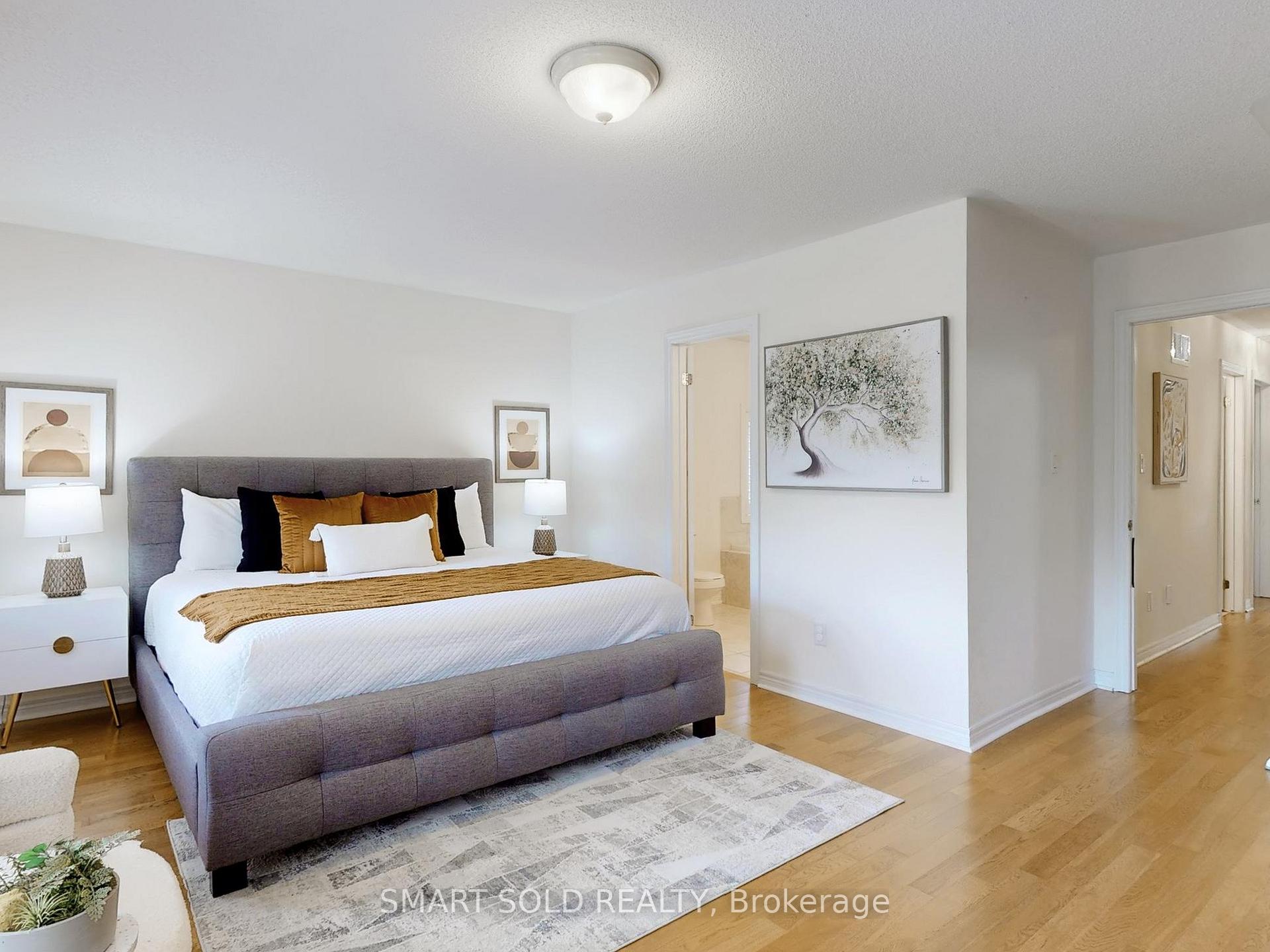 4 Bedrooms Condo at 230 Paisley, Mississauga For sale
