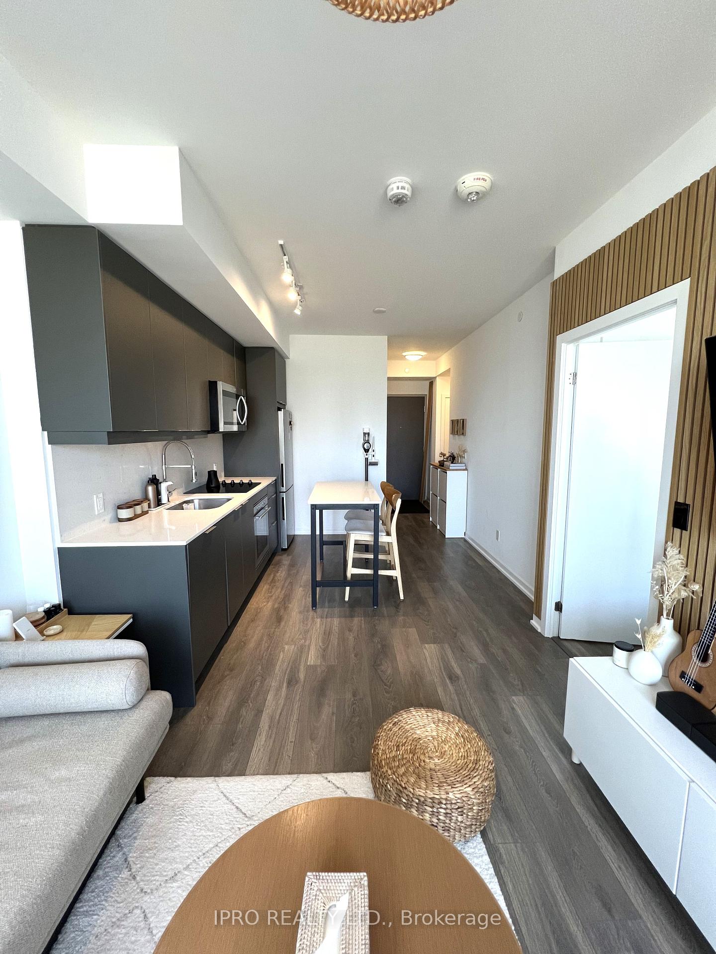 2 Bedrooms Condo at 32 Forest Manor, Toronto For sale