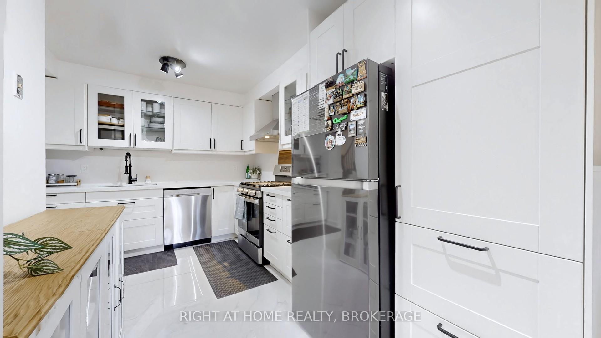 4 Bedrooms Condo at 4193 Longmoor, Burlington For sale