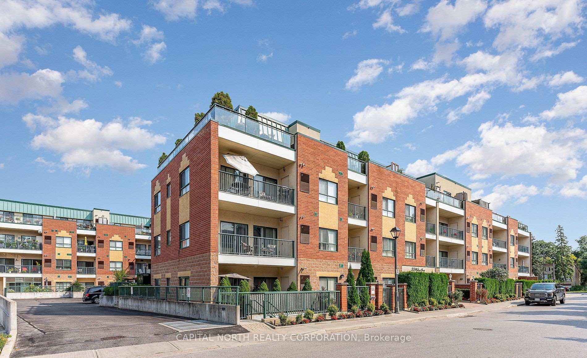 3 Bedrooms Condo at 33 Wallace, Vaughan For sale