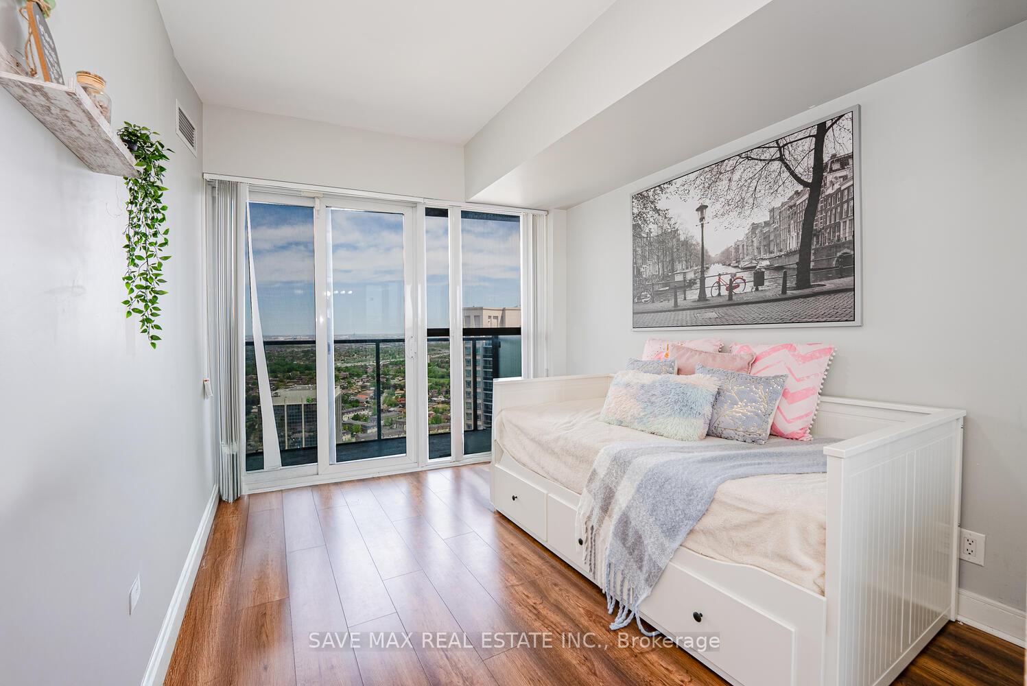 2 Bedrooms Condo at 60 Absolute, Mississauga For sale