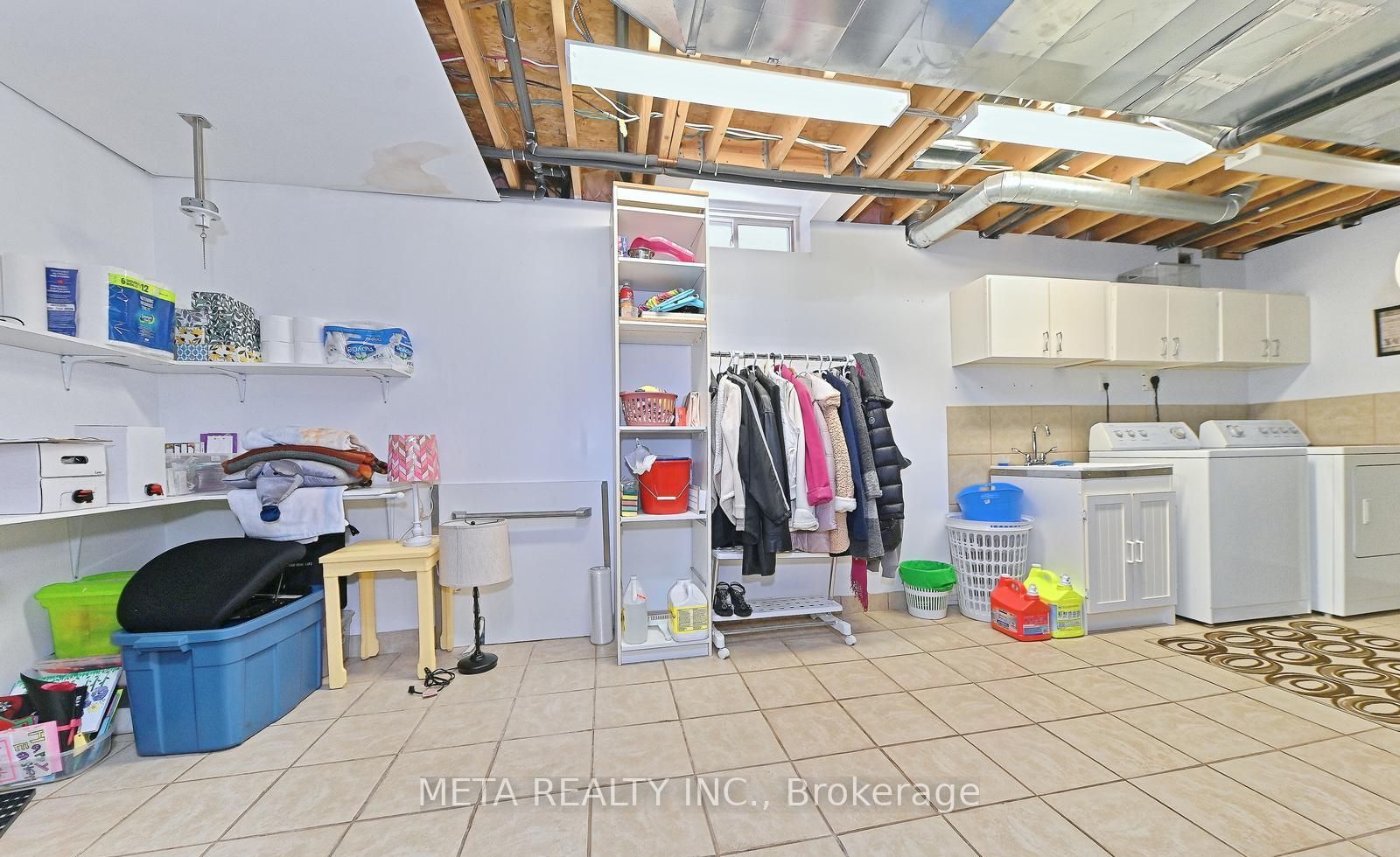 138 Van scott Drive N, #UPPER
