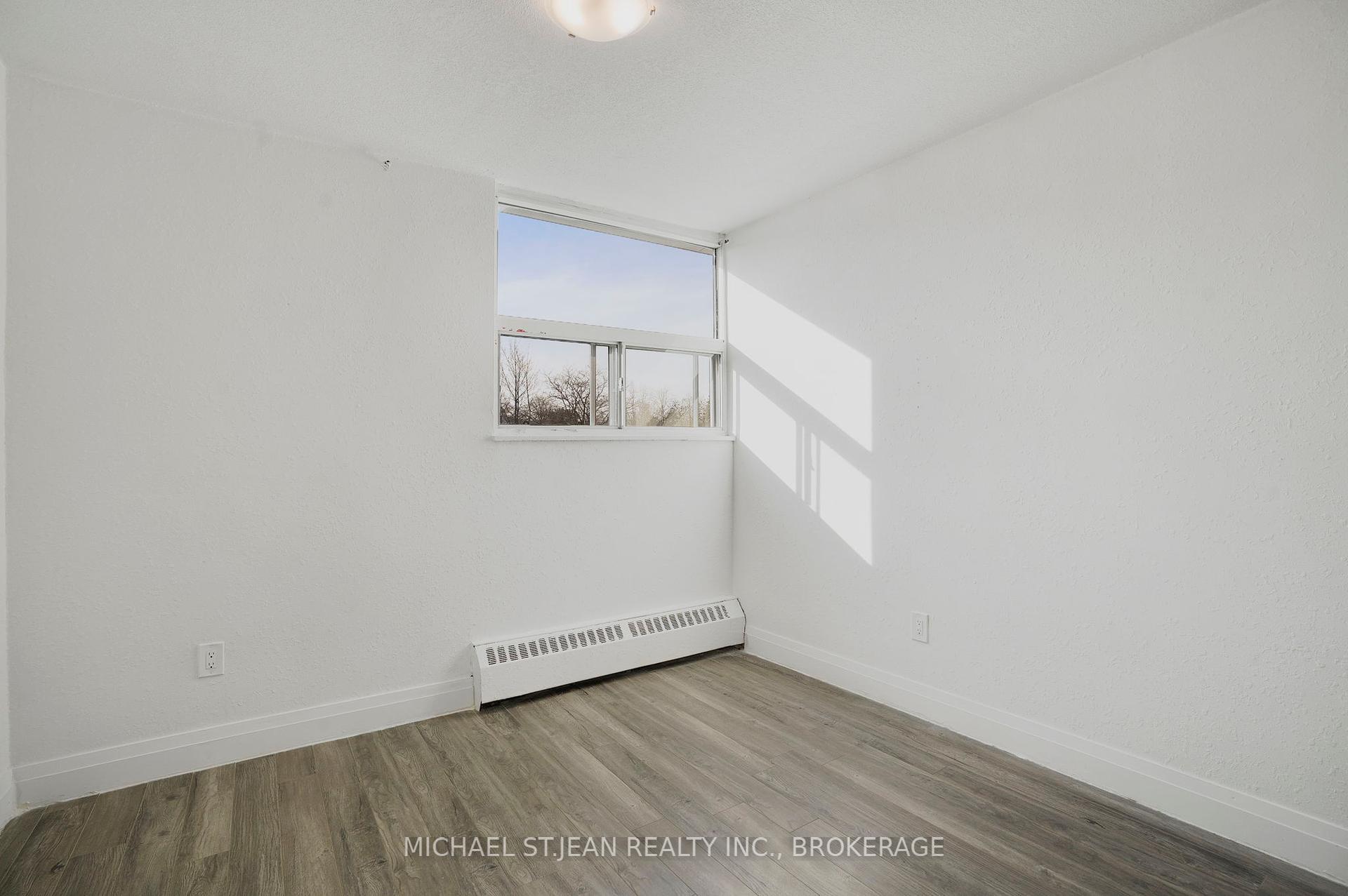3 Bedrooms Condo at 15 Albright,  Hamilton For sale
