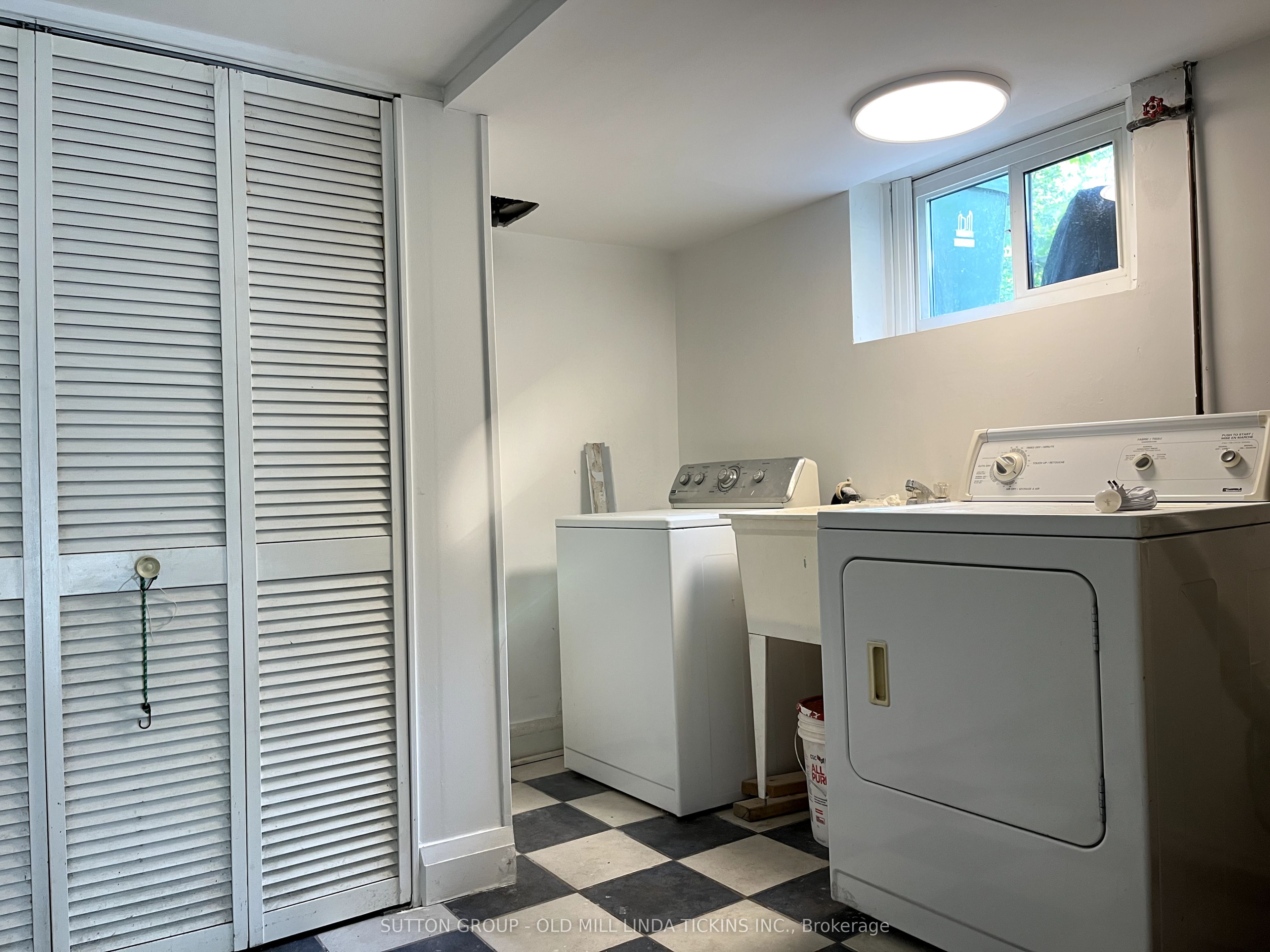 71 Royalavon Crescent, #Basement