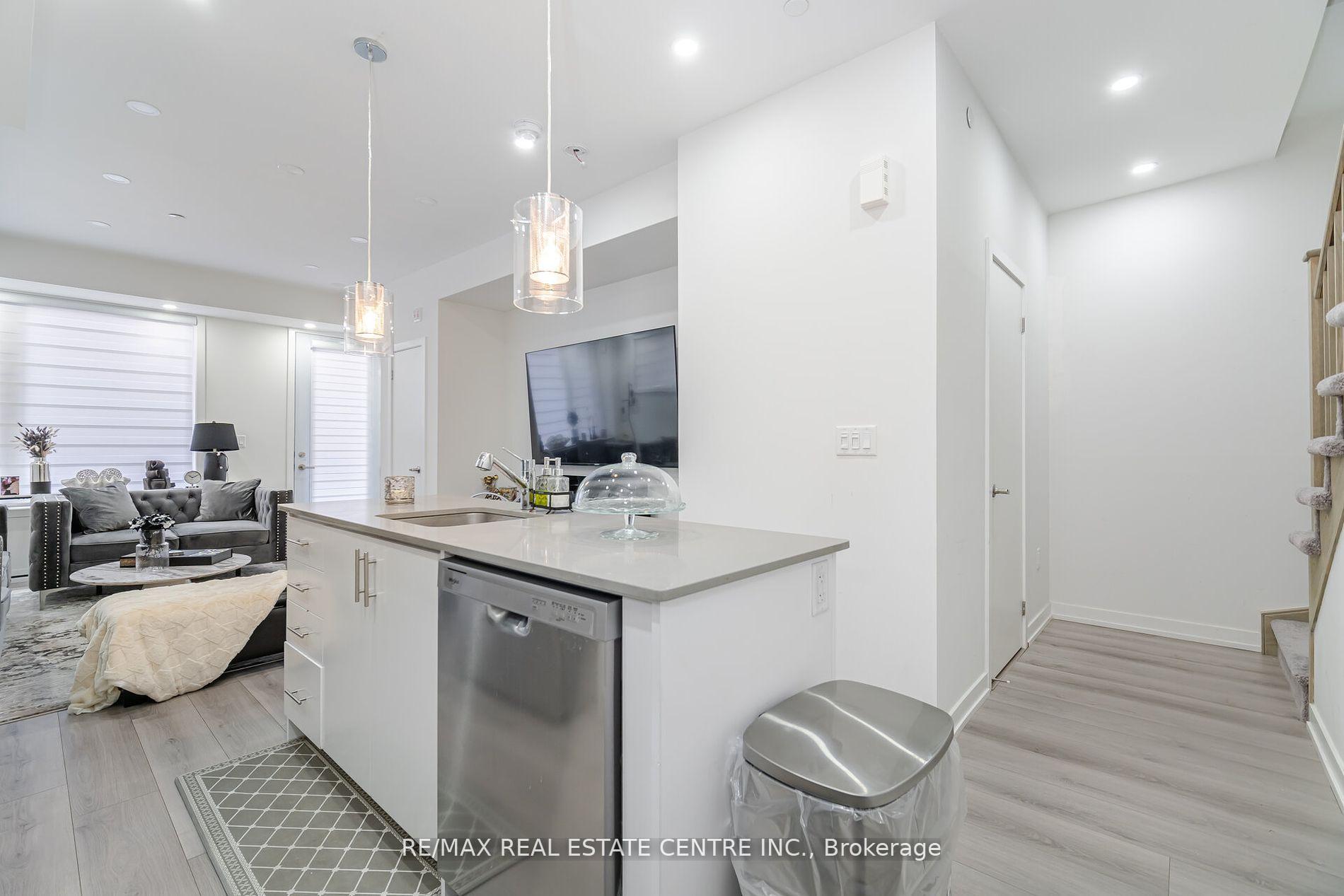 2 Bedrooms Condo at 3562 Colonial,  Mississauga For sale