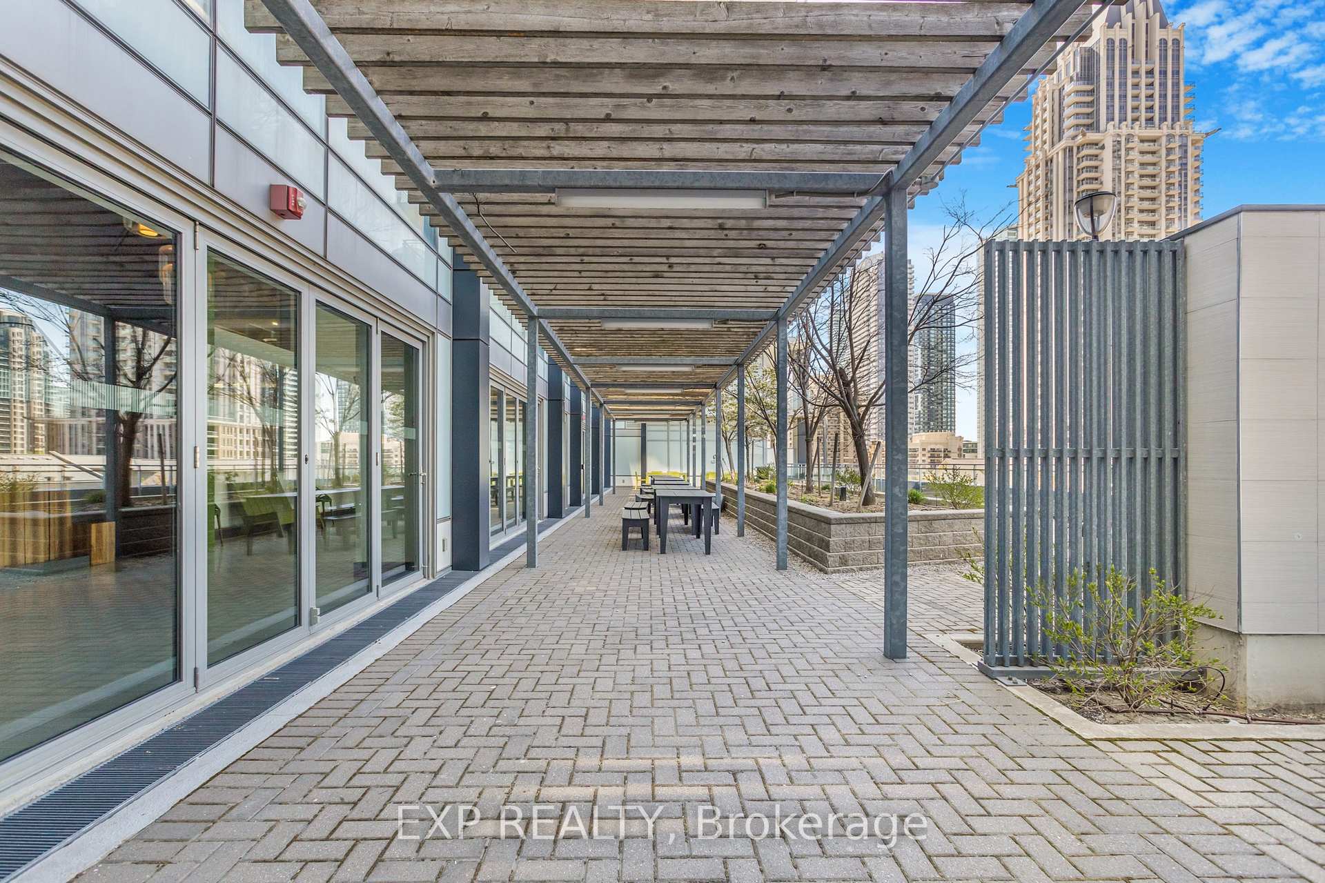 2 Bedrooms Condo at 360 Square One, Mississauga For sale