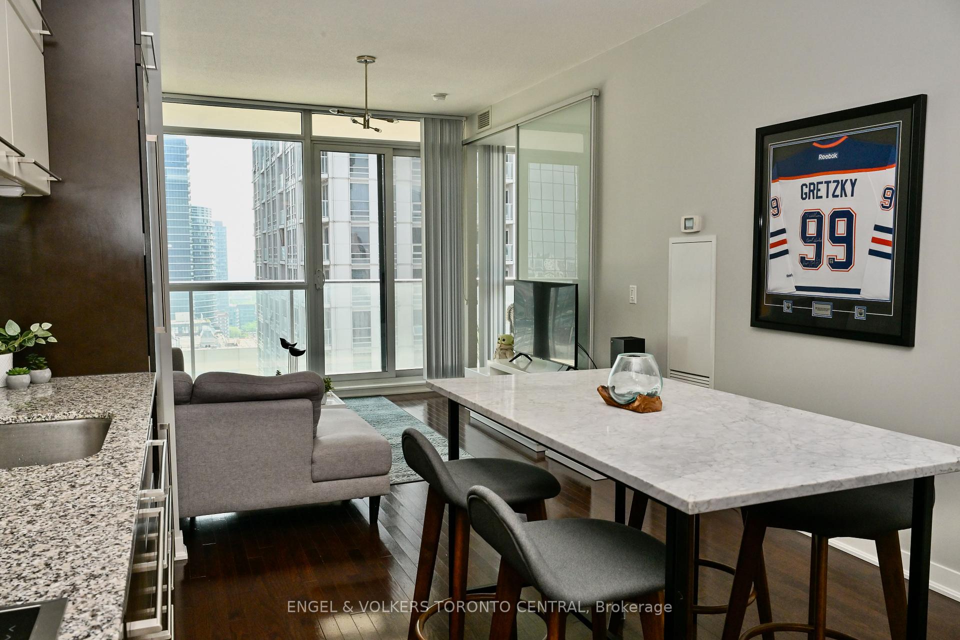 2 Bedrooms Condo at 770 Bay, Toronto For sale