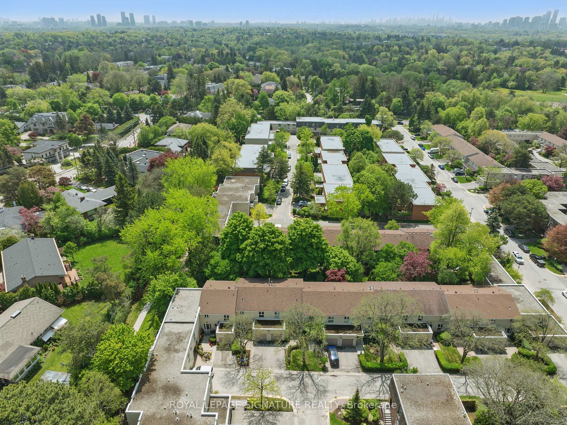 4 Bedrooms Condo at 96 Crimson Mill, Toronto For sale