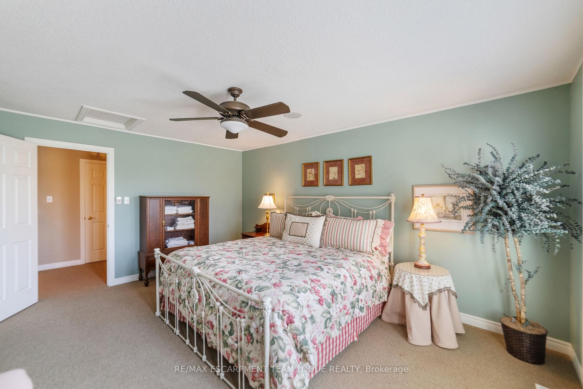3 Bedrooms Semi-Detached at 4144 STONEBRIDGE,  Burlington For sale