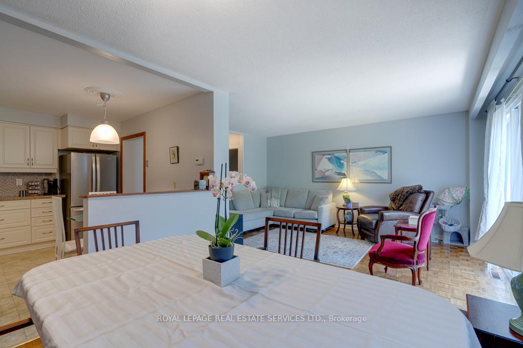 4 Bedrooms Condo at 584 Forestwood, Burlington For sale