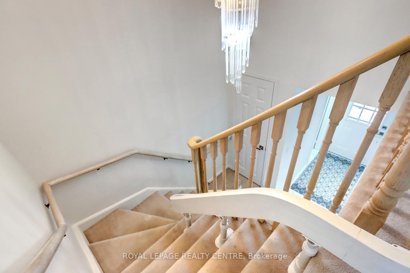 3 Bedrooms Condo at 5230 Glen Erin, Mississauga For sale