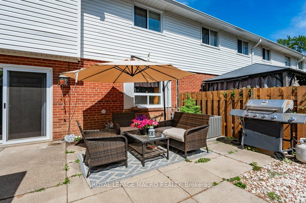 2 Bedrooms Condo at 483 Claridge, Burlington For sale
