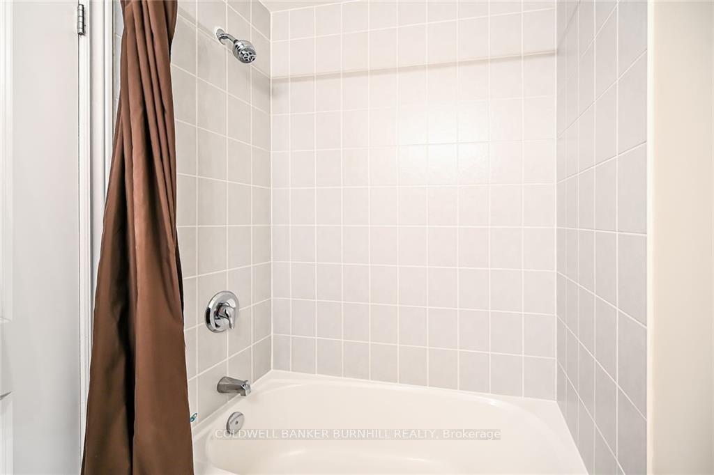 2 Bedrooms Condo at 396 Plains, Burlington For sale