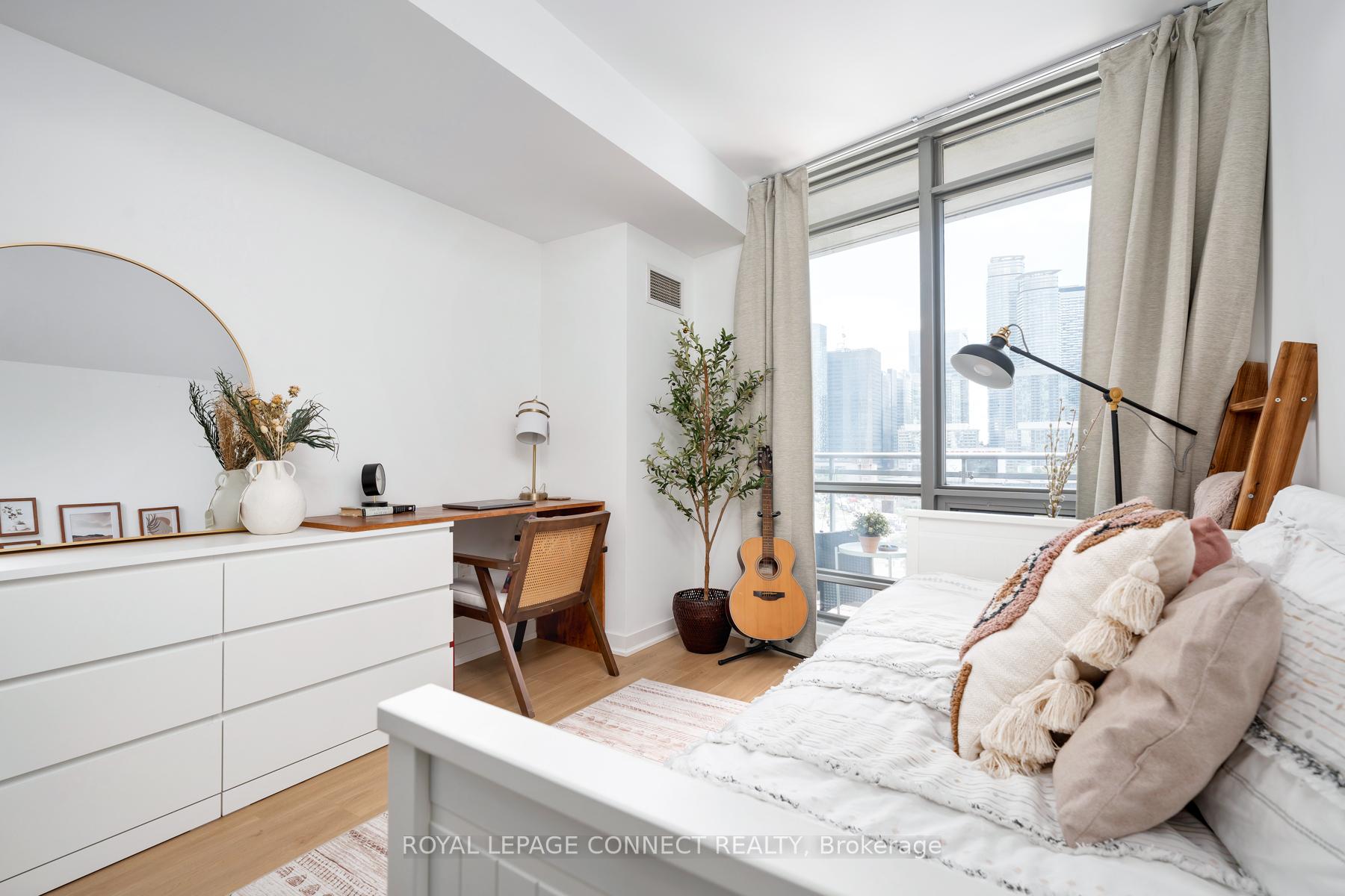 3 Bedrooms Condo at 5 Mariner, Toronto For sale