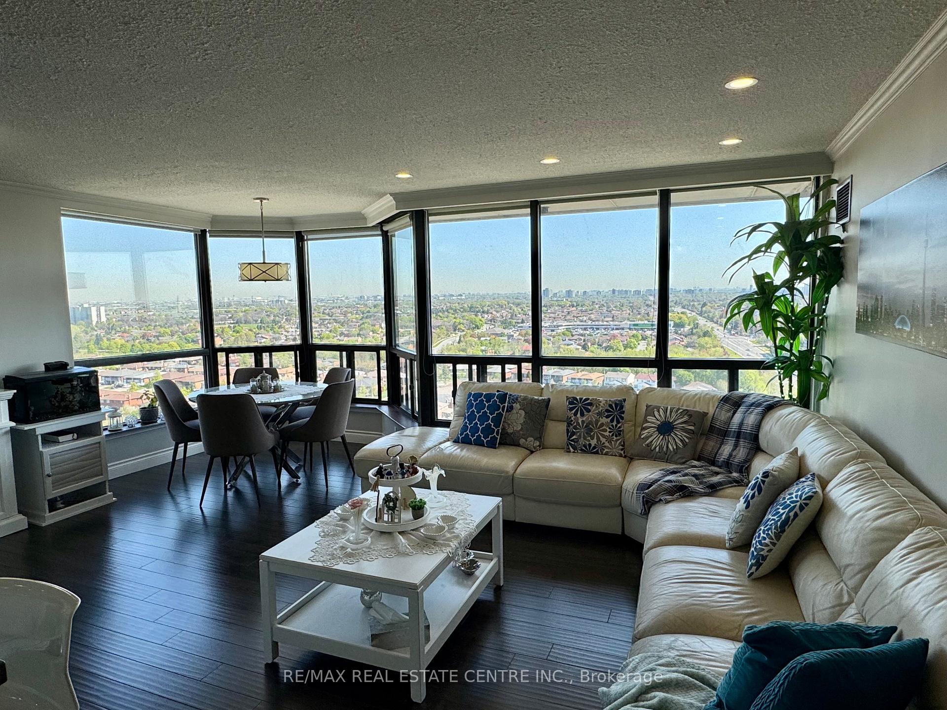 3 Bedrooms Condo at 200 Robert Speck, Mississauga For sale
