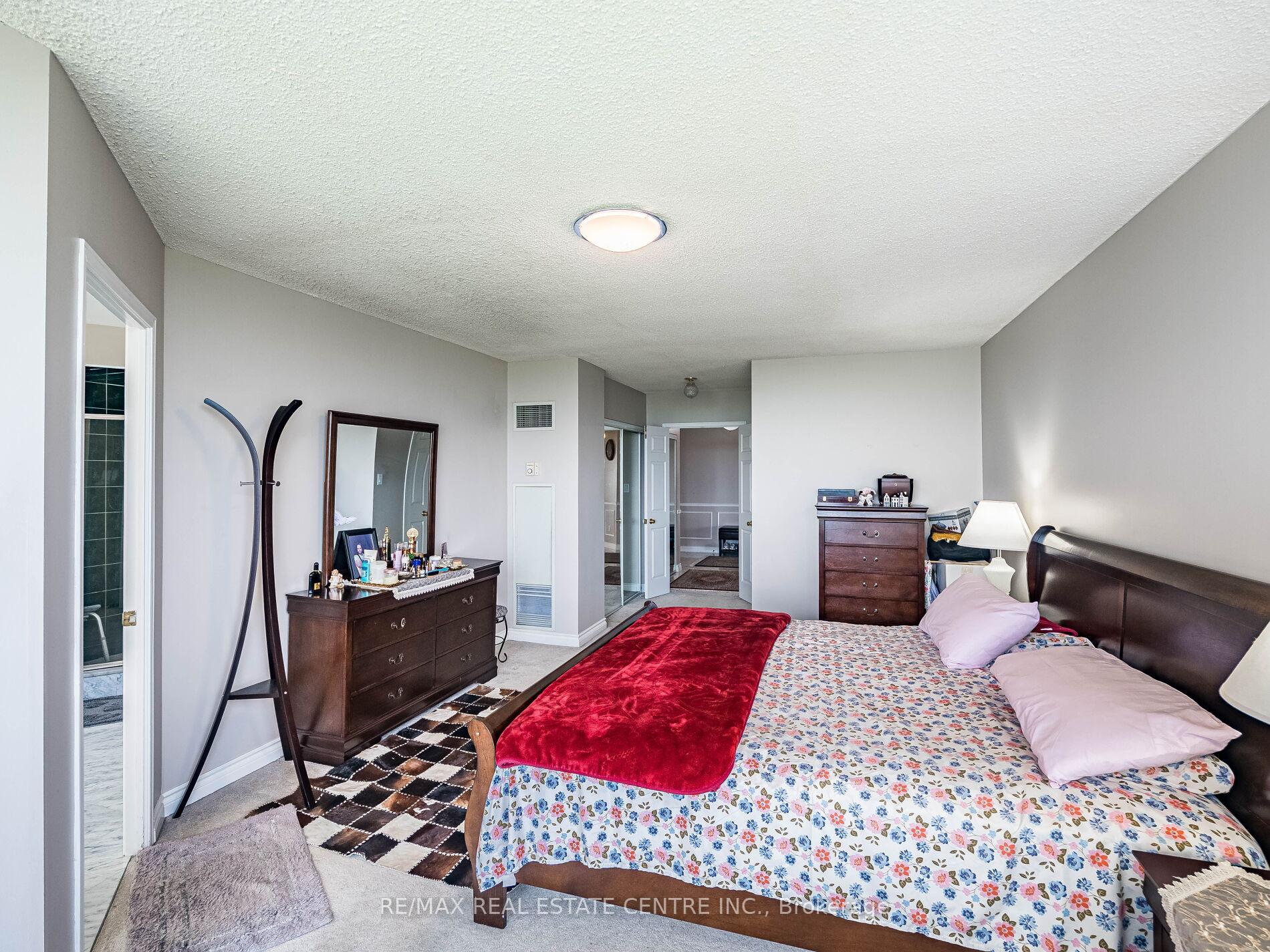 3 Bedrooms Condo at 168 Bonis, Toronto For sale