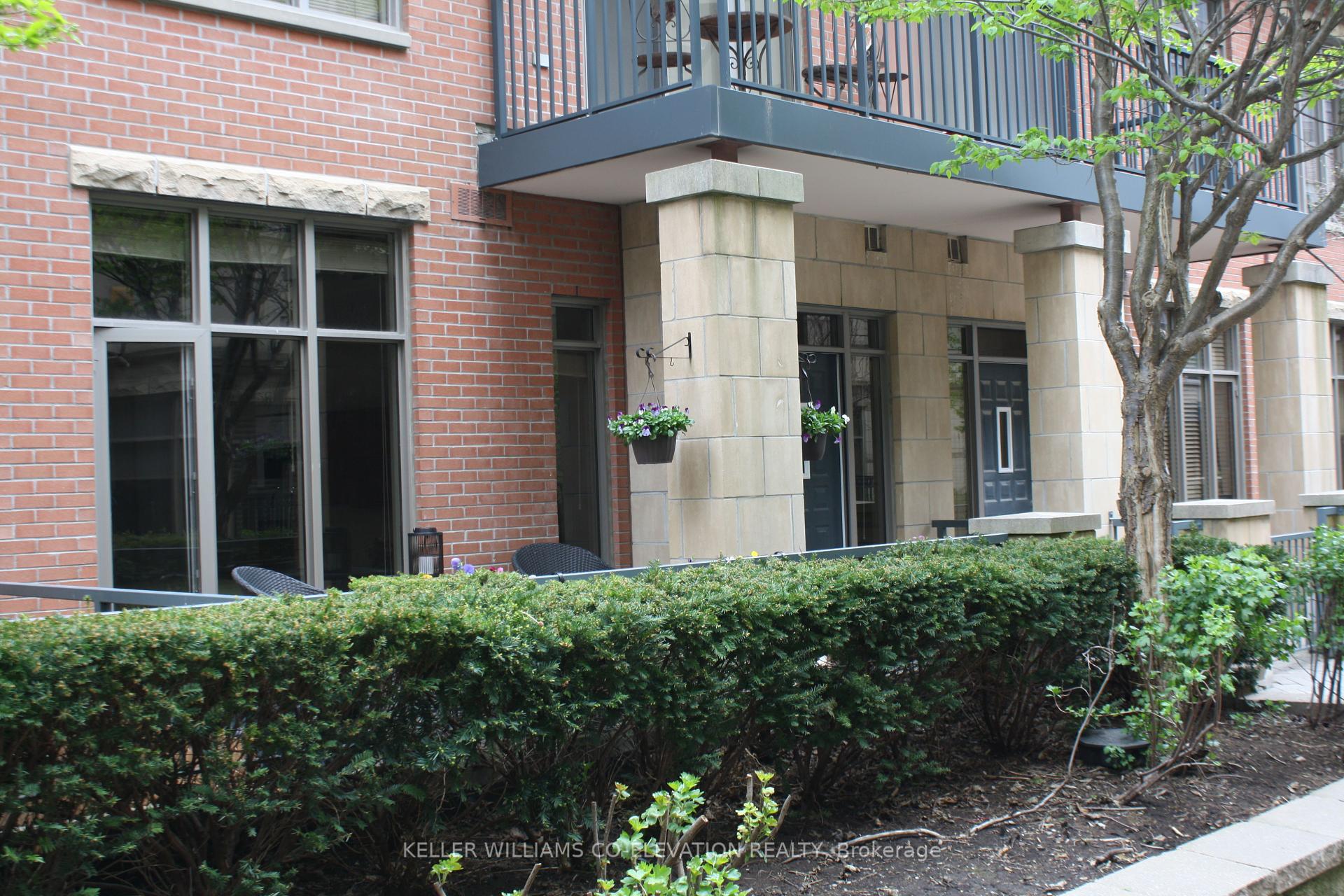 2 Bedrooms Condo at 330 Princess Royal, Mississauga For sale