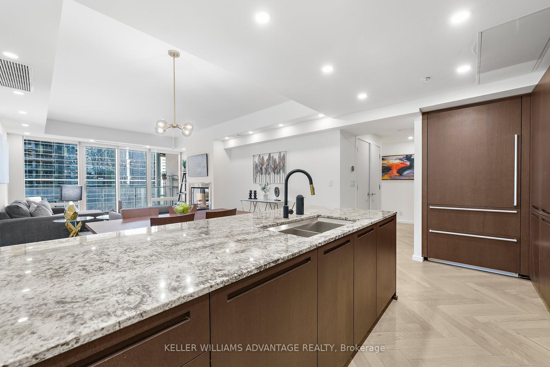2 Bedrooms Condo at 180 University, Toronto For sale