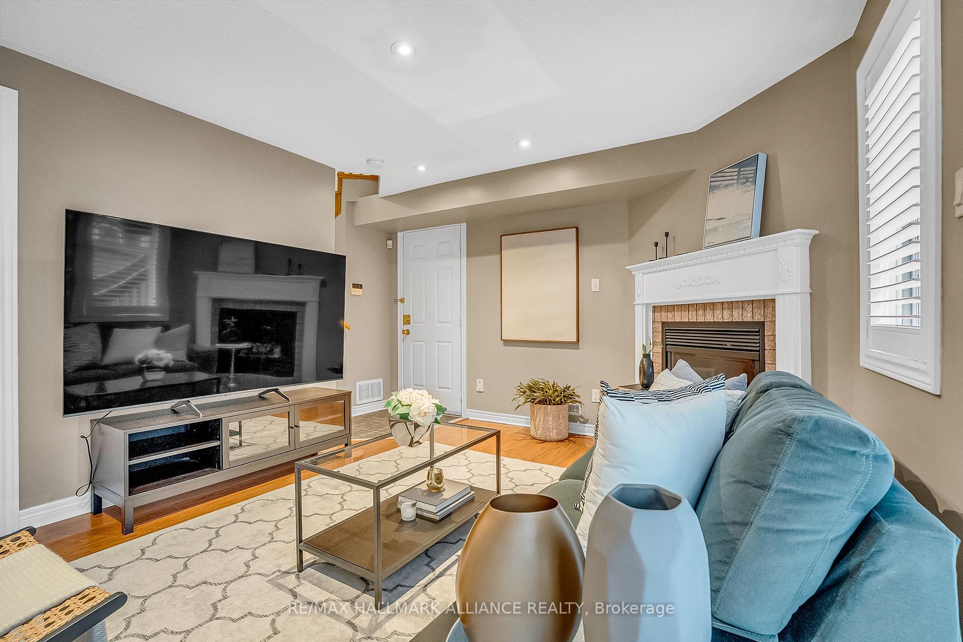3 Bedrooms Condo at 5031 East Mill,  Mississauga For sale