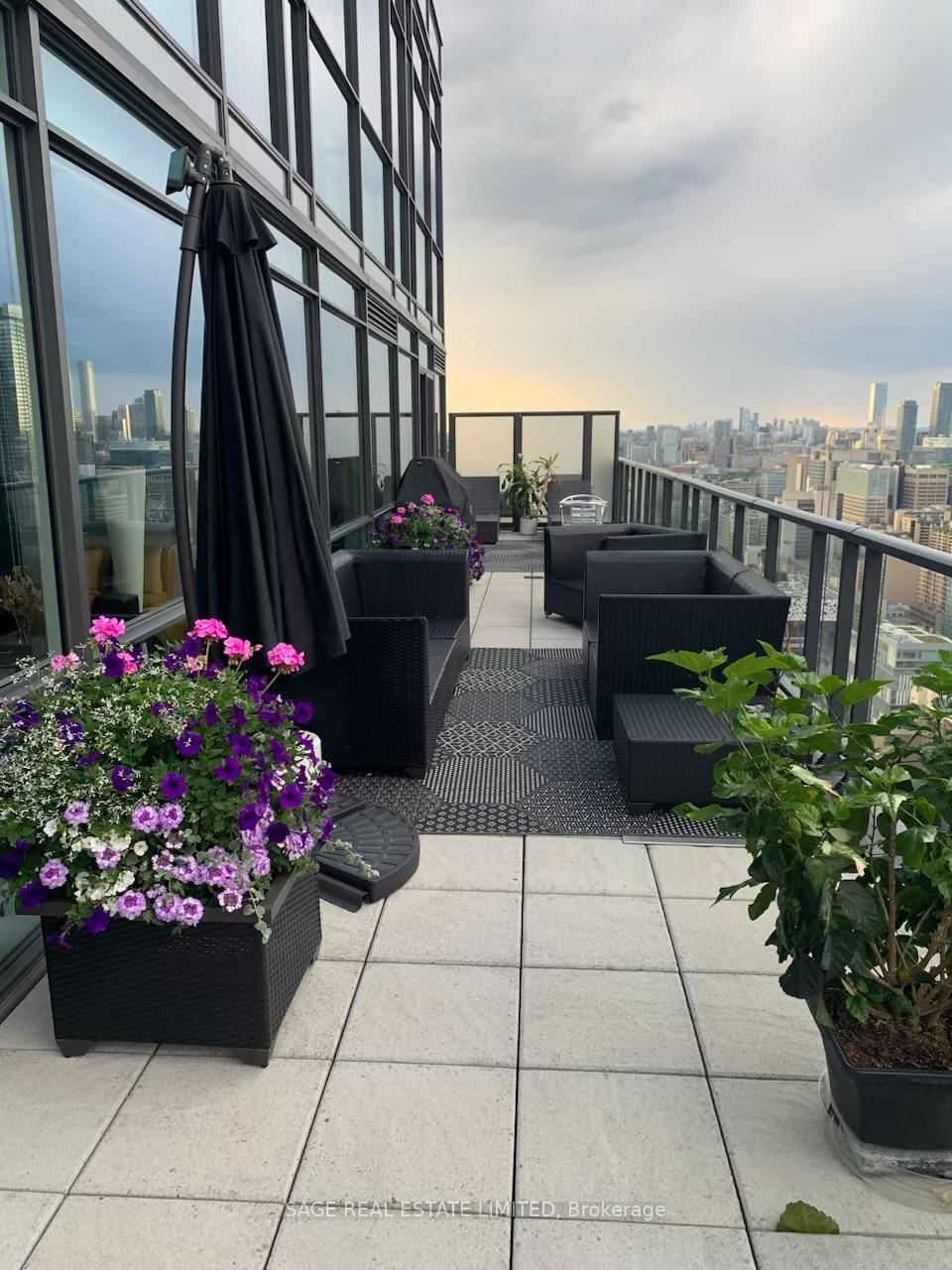 2 Bedrooms Condo at 290 Adelaide, Toronto For sale
