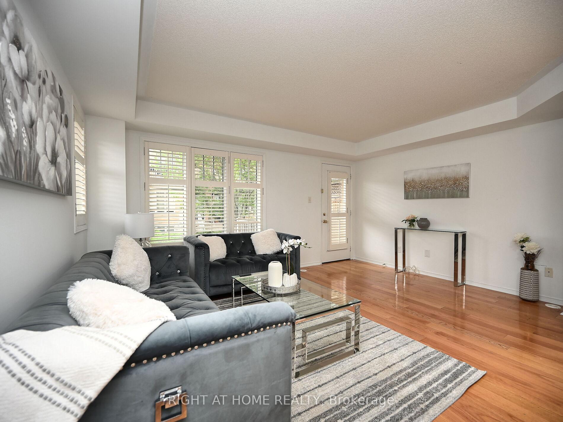 2 Bedrooms Condo at 3250 Bentley, Mississauga For sale