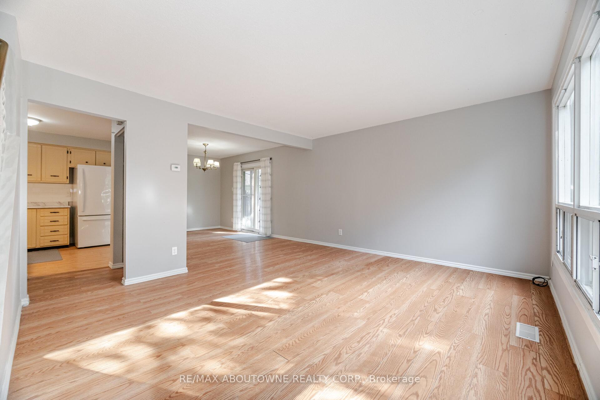 3 Bedrooms Condo at 961 Francis,  Burlington For sale