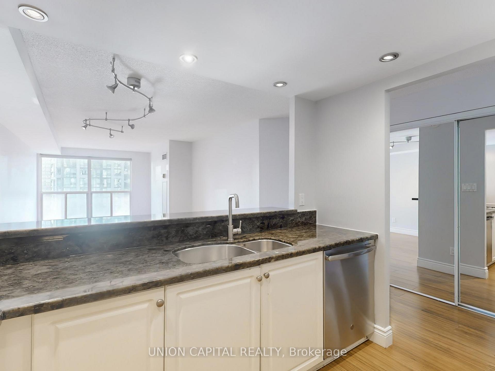 3 Bedrooms Condo at 28 Hollywood, Toronto For sale