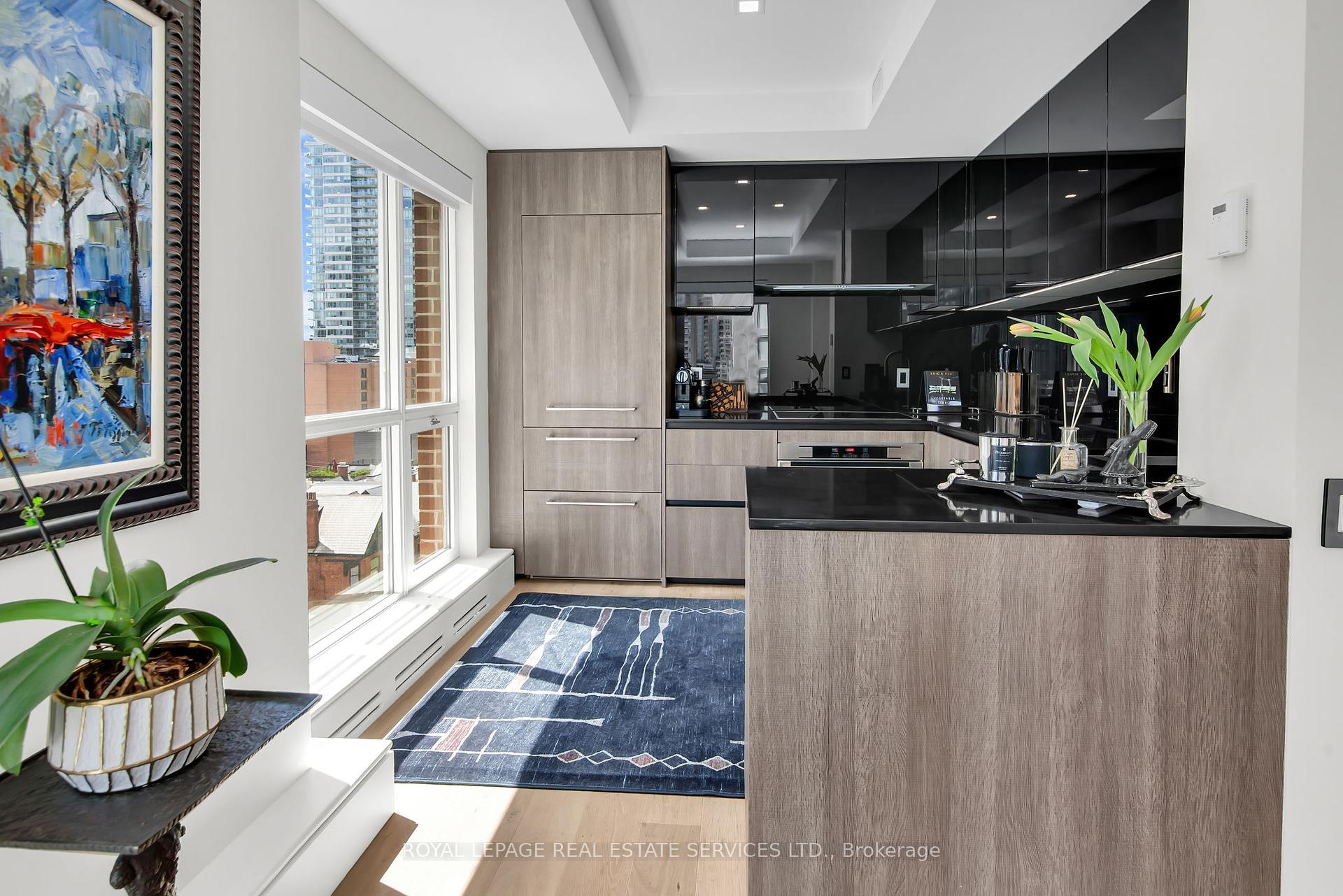 2 Bedrooms Condo at 38 Avenue, Toronto For sale