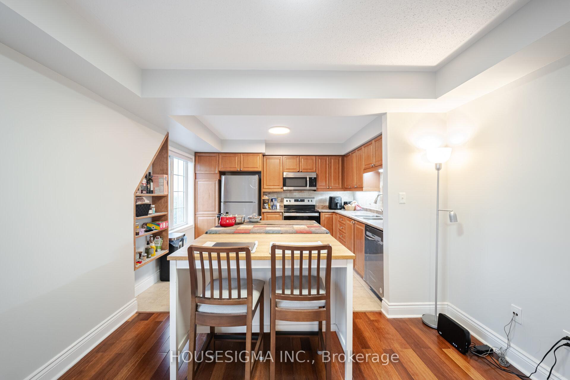 3 Bedrooms Condo at 760 Neighbourhood, Mississauga For sale