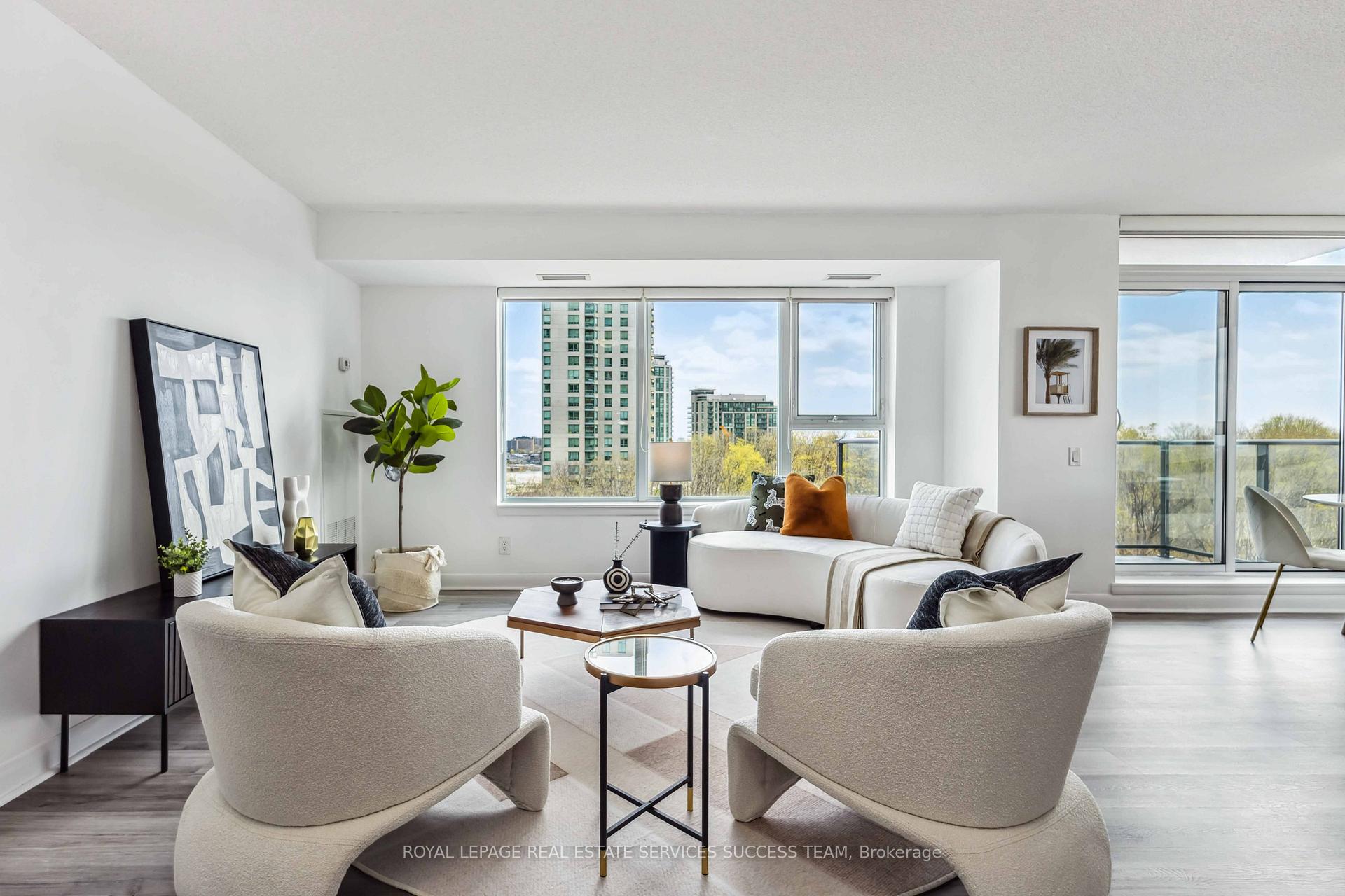 2 Bedrooms Condo at 25 Town Centre,  Toronto For sale