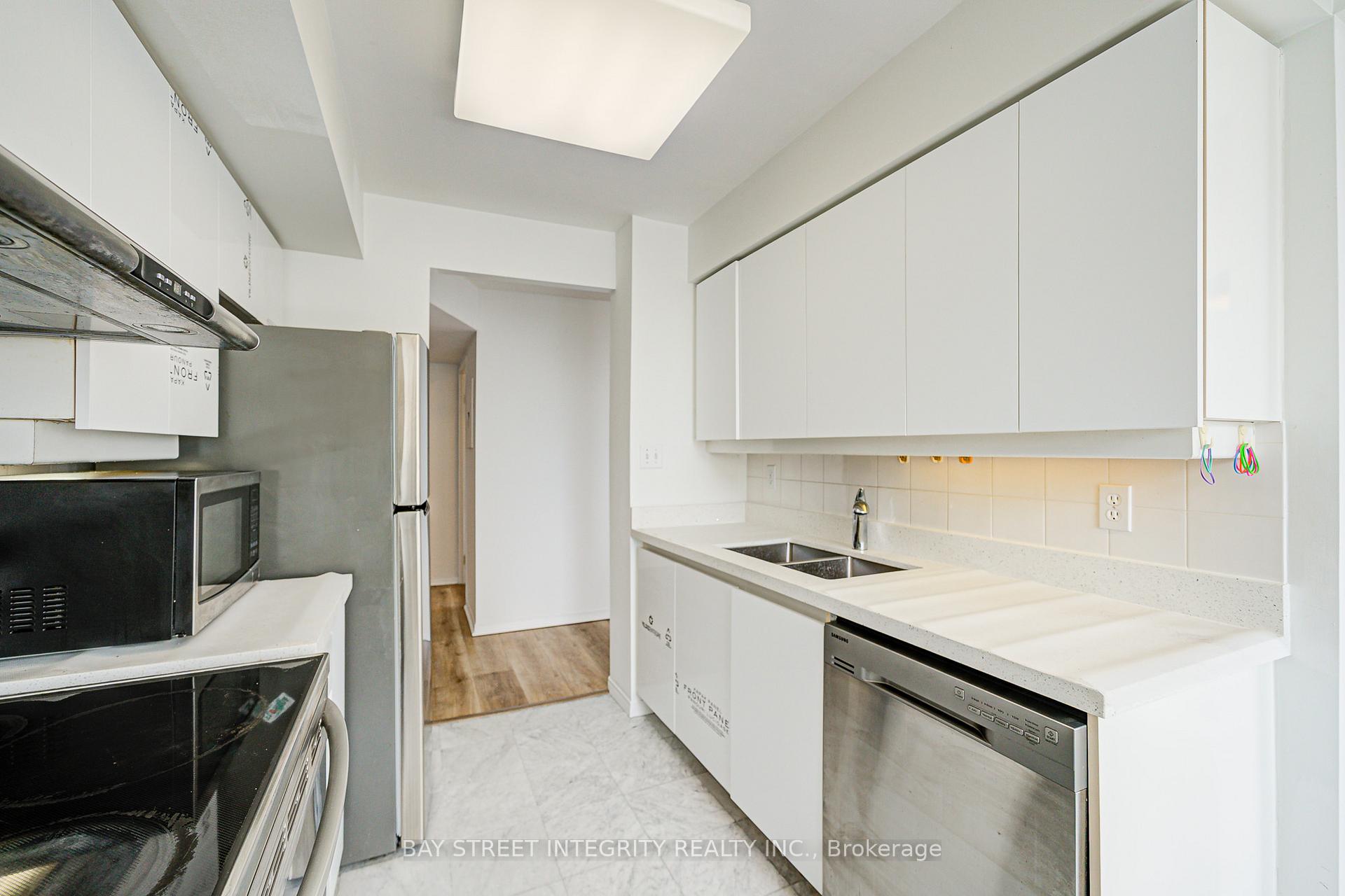 2 Bedrooms Condo at 18 Hillcrest,  Toronto For sale