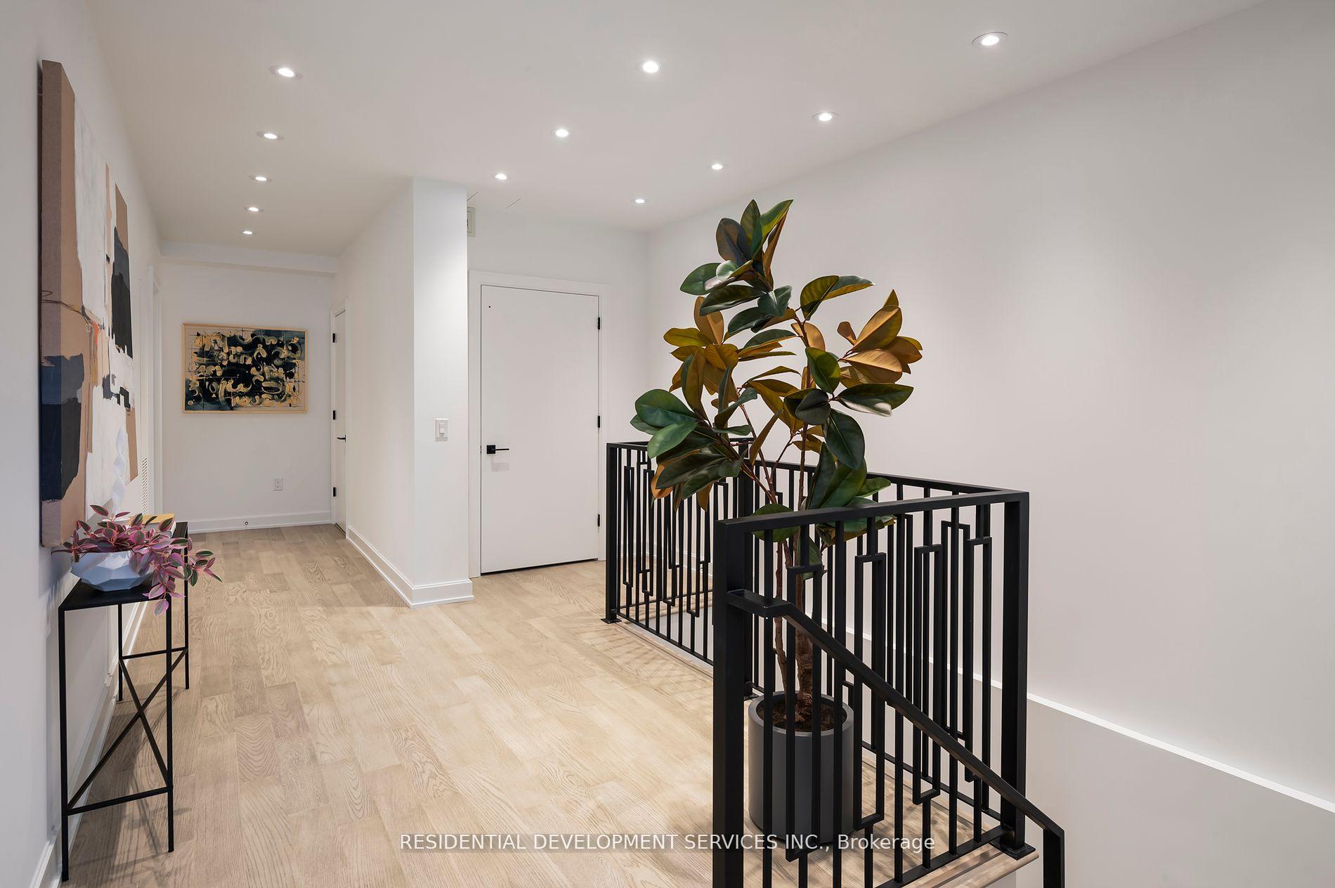 3 Bedrooms Condo at 1 Strathgowan,  Toronto For sale